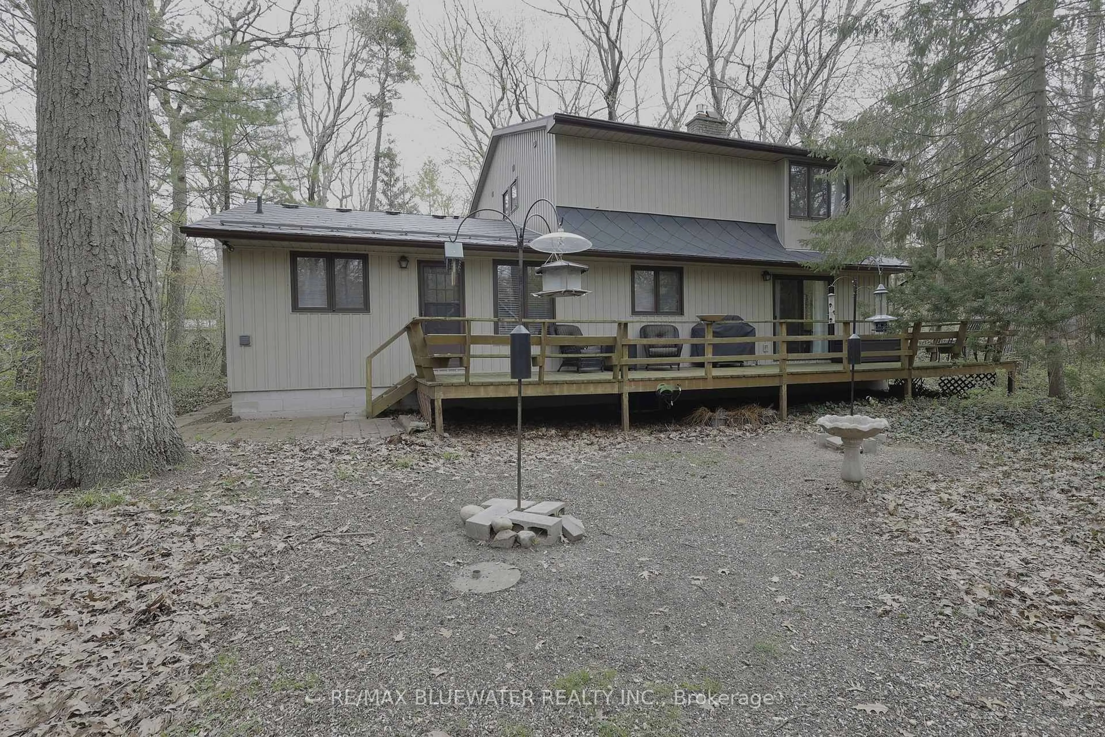 A pic from outside/outdoor area/front of a property/back of a property/a pic from drone, unknown for 10372 Sherwood Cres, Lambton Shores Ontario N0M 1T0
