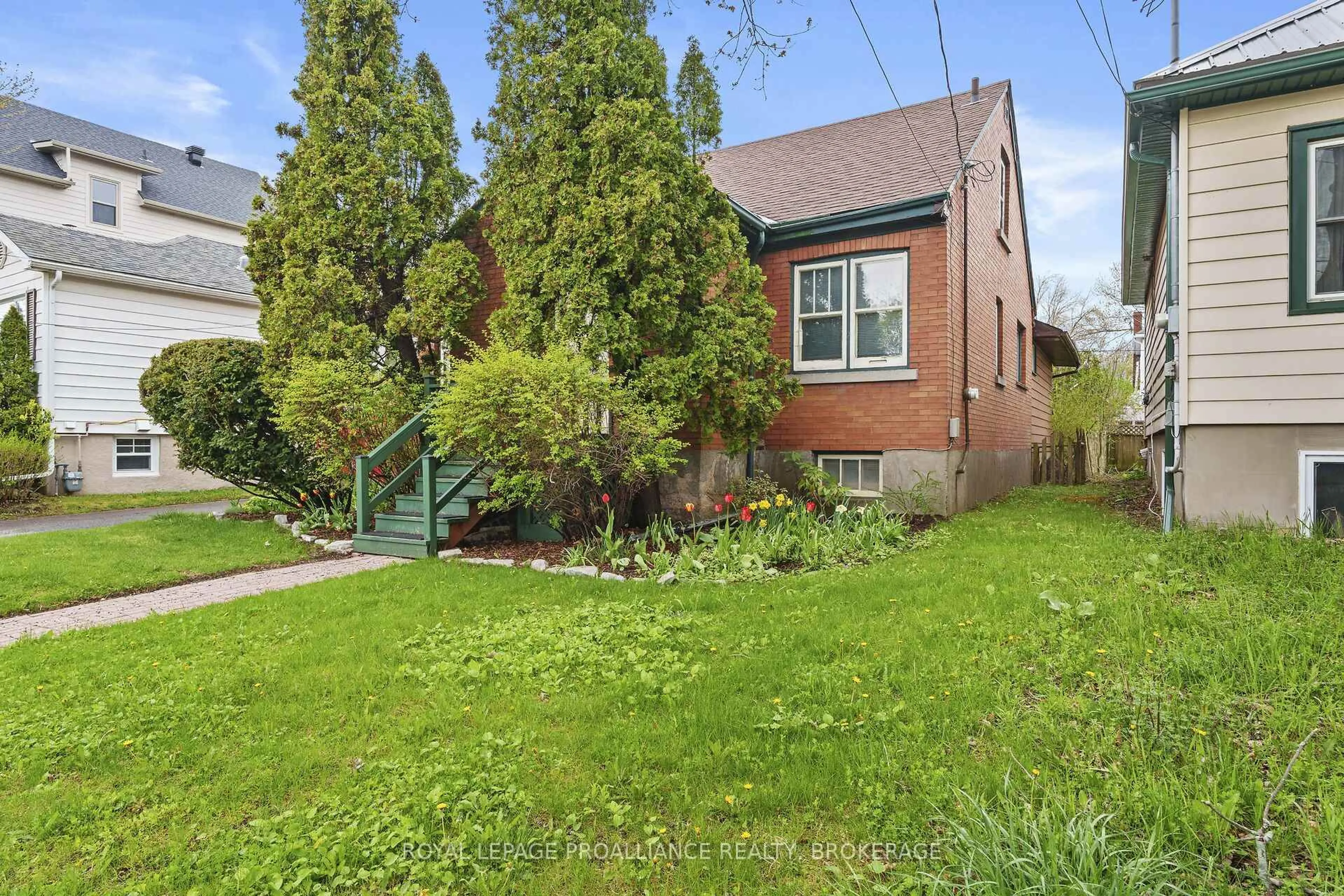 Patio, street for 10 Graham Ave, Kingston Ontario K7L 4H3