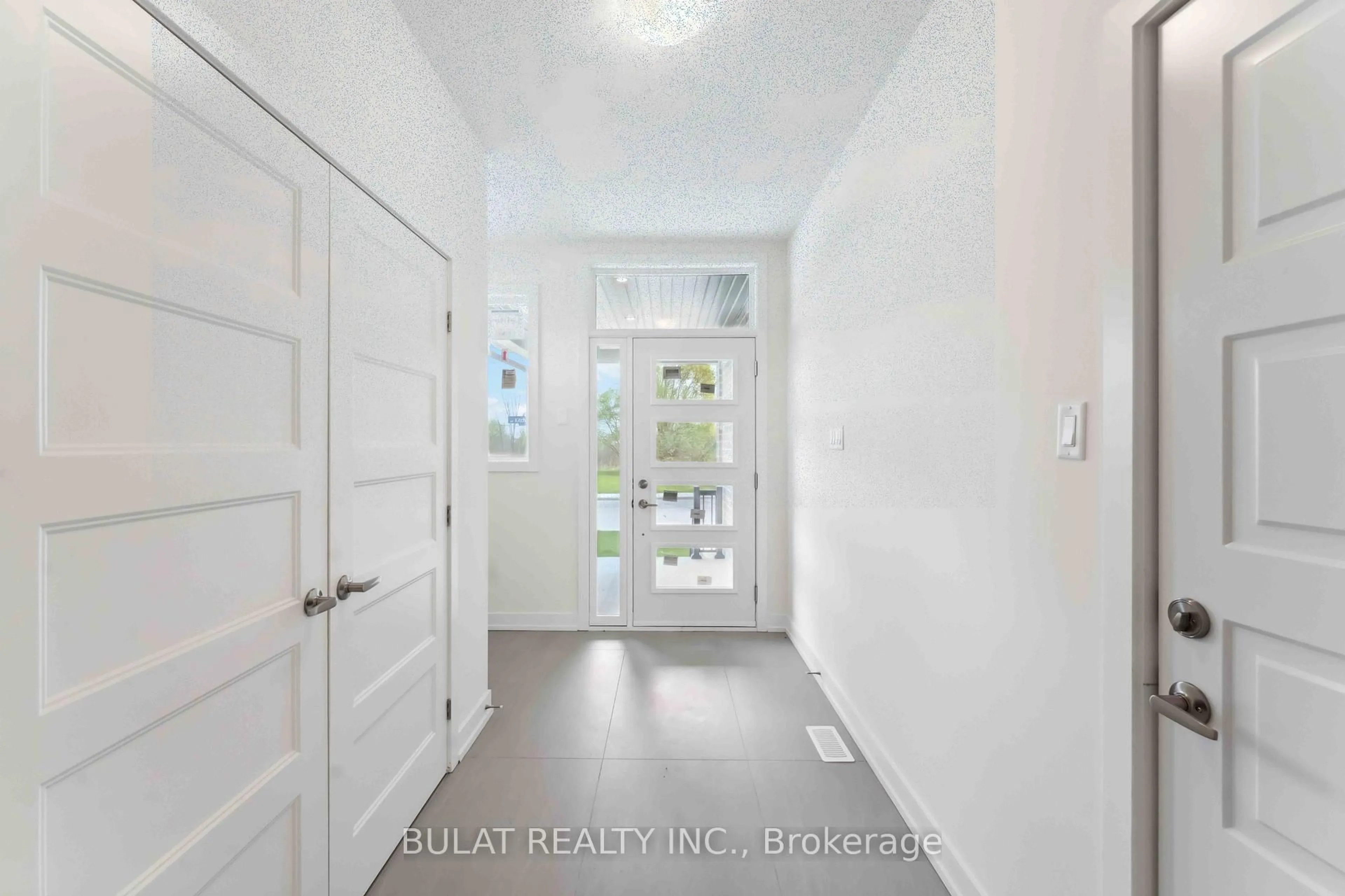 Indoor entryway for 1361 Kitchener Ave, Ottawa Ontario K1V 6W1