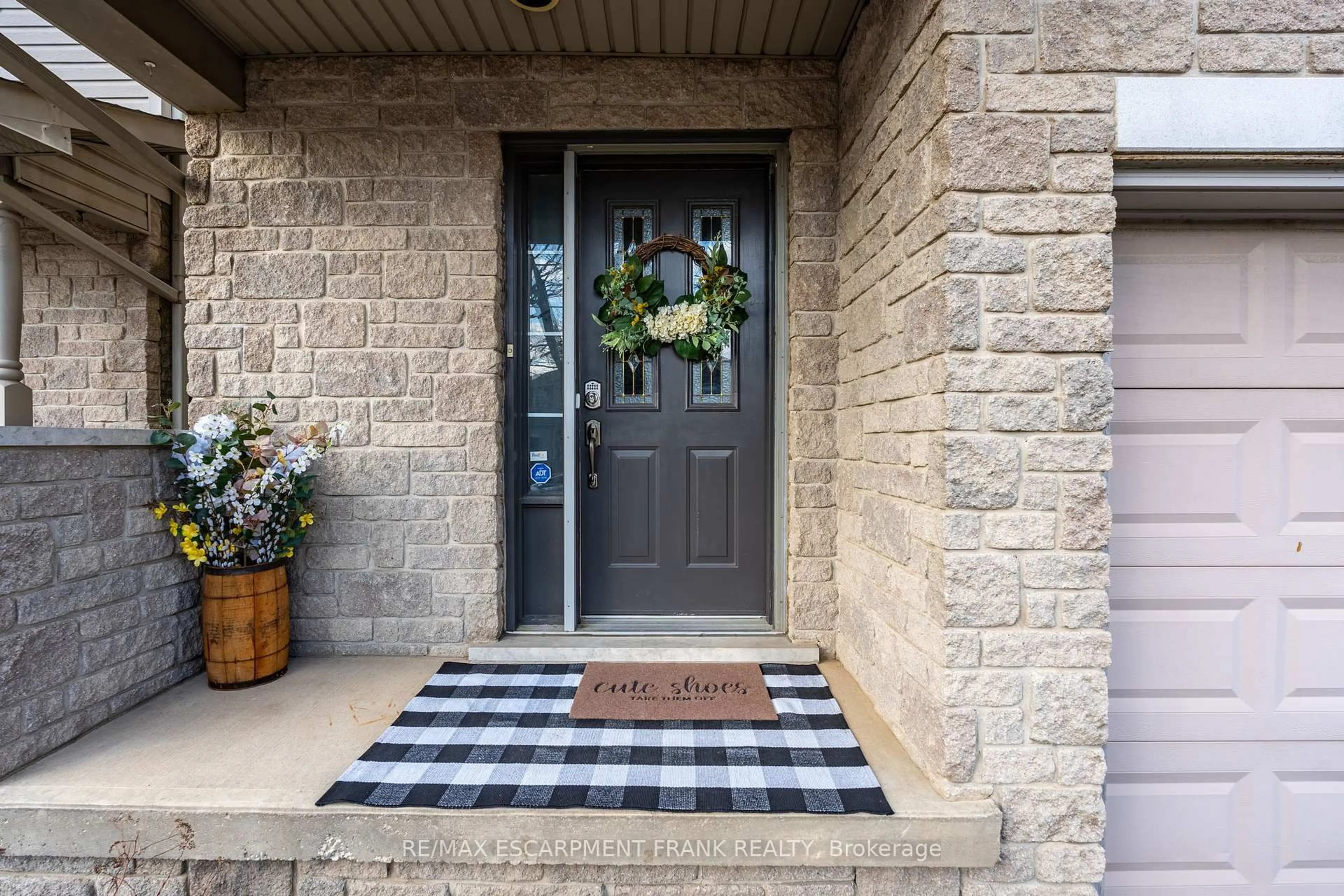 Indoor entryway for 83 Foxborough Dr, Hamilton Ontario L9G 4Y8