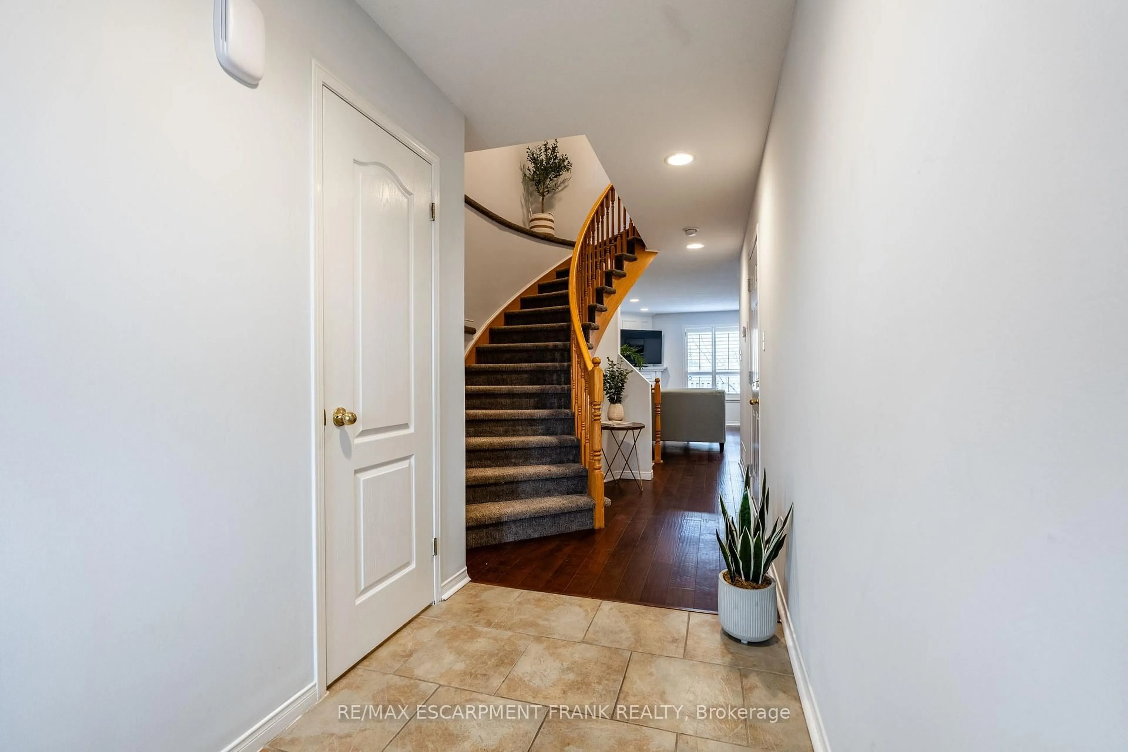 Indoor entryway for 83 Foxborough Dr, Hamilton Ontario L9G 4Y8