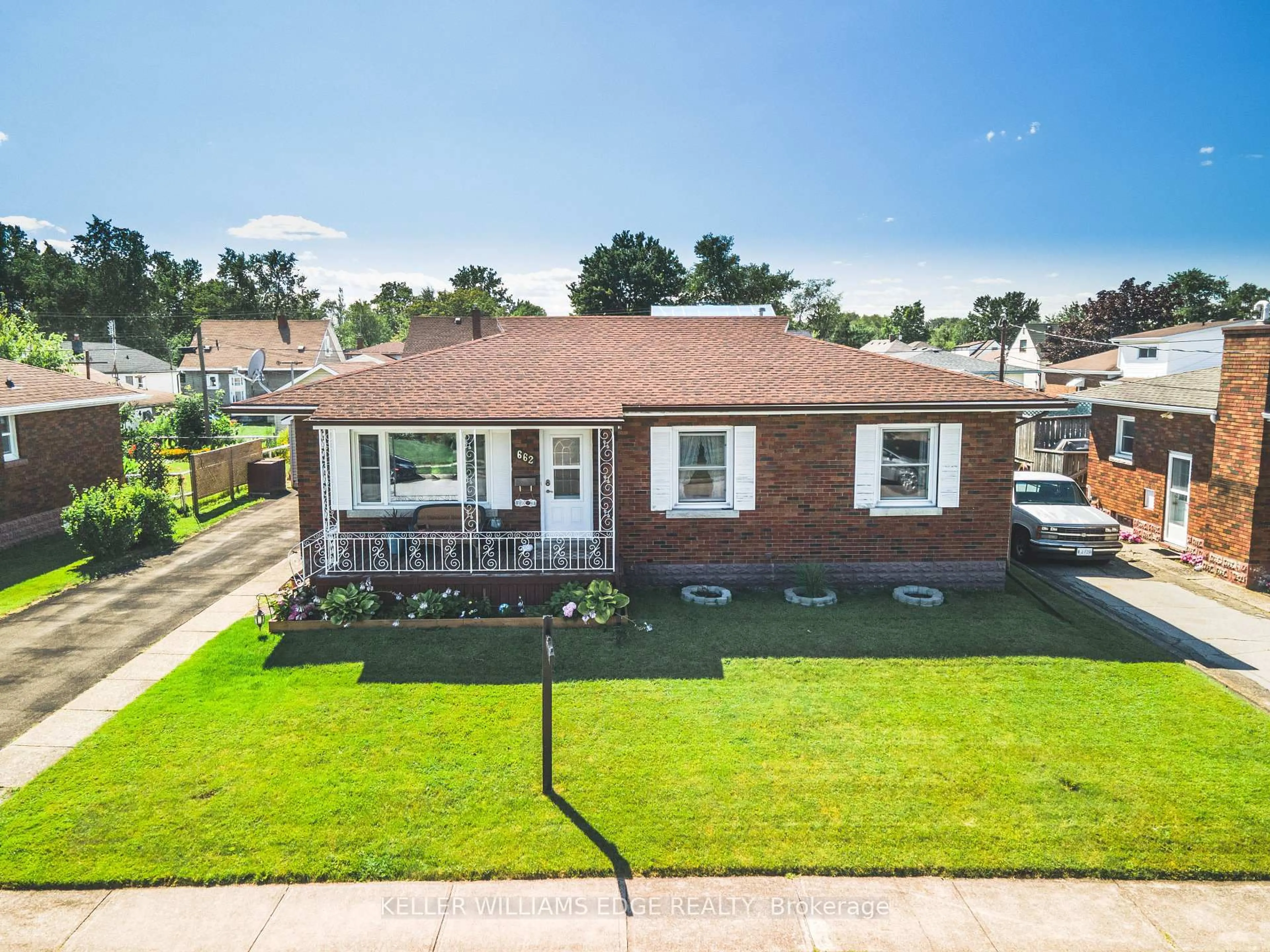 A pic from outside/outdoor area/front of a property/back of a property/a pic from drone, street for 662 Harriet St, Welland Ontario L3B 2J3