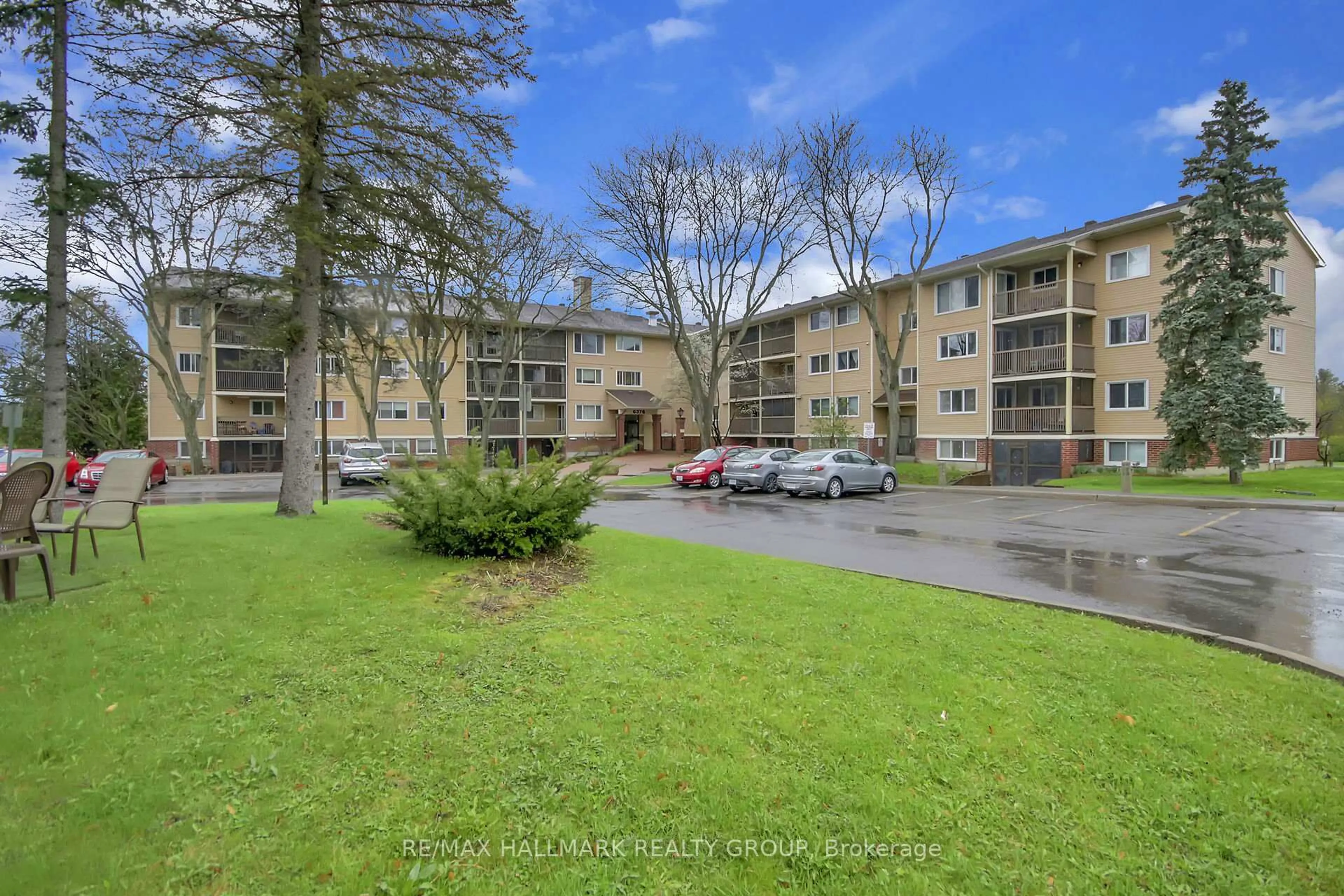 A pic from outside/outdoor area/front of a property/back of a property/a pic from drone, unknown for 6376 Bilberry Dr #215, Ottawa Ontario K1C 4P6