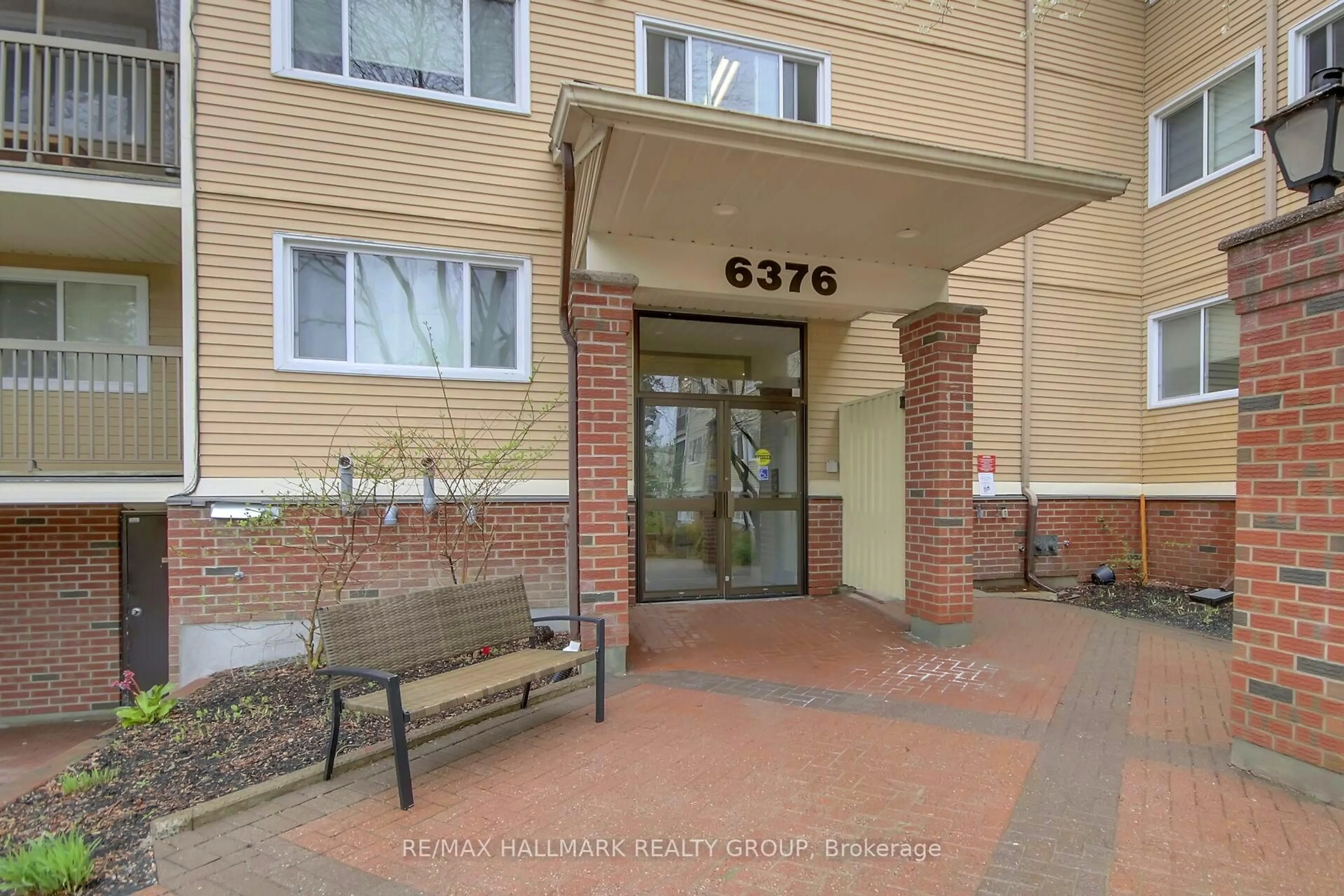 Indoor foyer for 6376 Bilberry Dr #215, Ottawa Ontario K1C 4P6