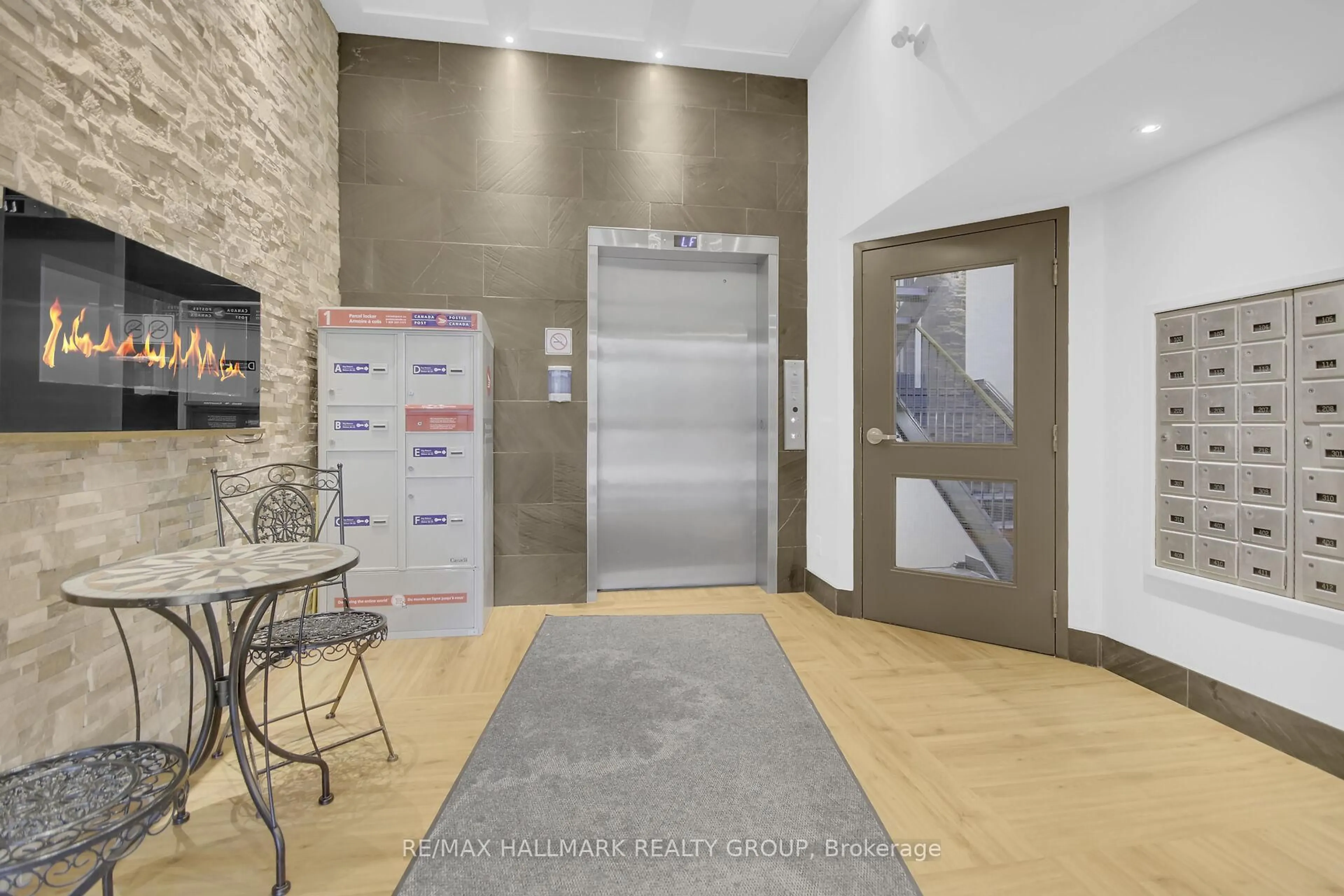 Indoor foyer for 6376 Bilberry Dr #215, Ottawa Ontario K1C 4P6