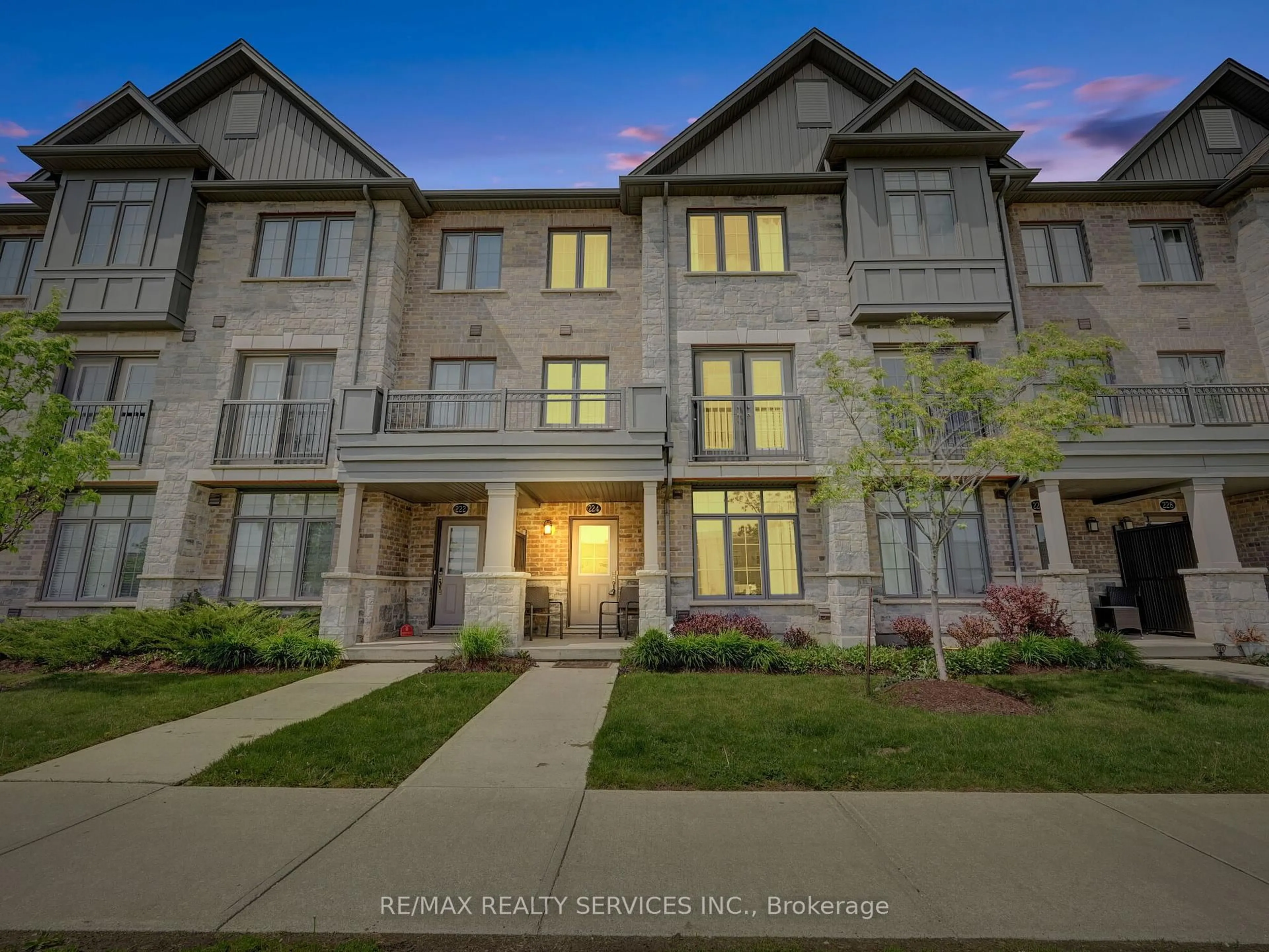 A pic from outside/outdoor area/front of a property/back of a property/a pic from drone, building for 224 Thomas Slee Dr #8, Kitchener Ontario N2P 0B8