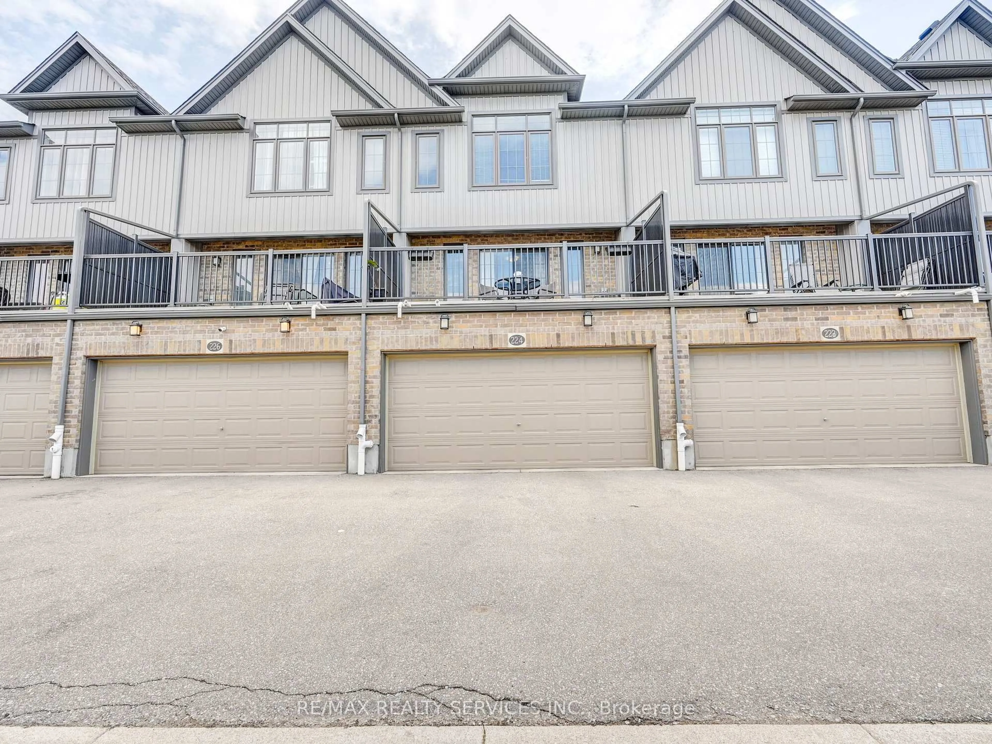 A pic from outside/outdoor area/front of a property/back of a property/a pic from drone, street for 224 Thomas Slee Dr #8, Kitchener Ontario N2P 0B8
