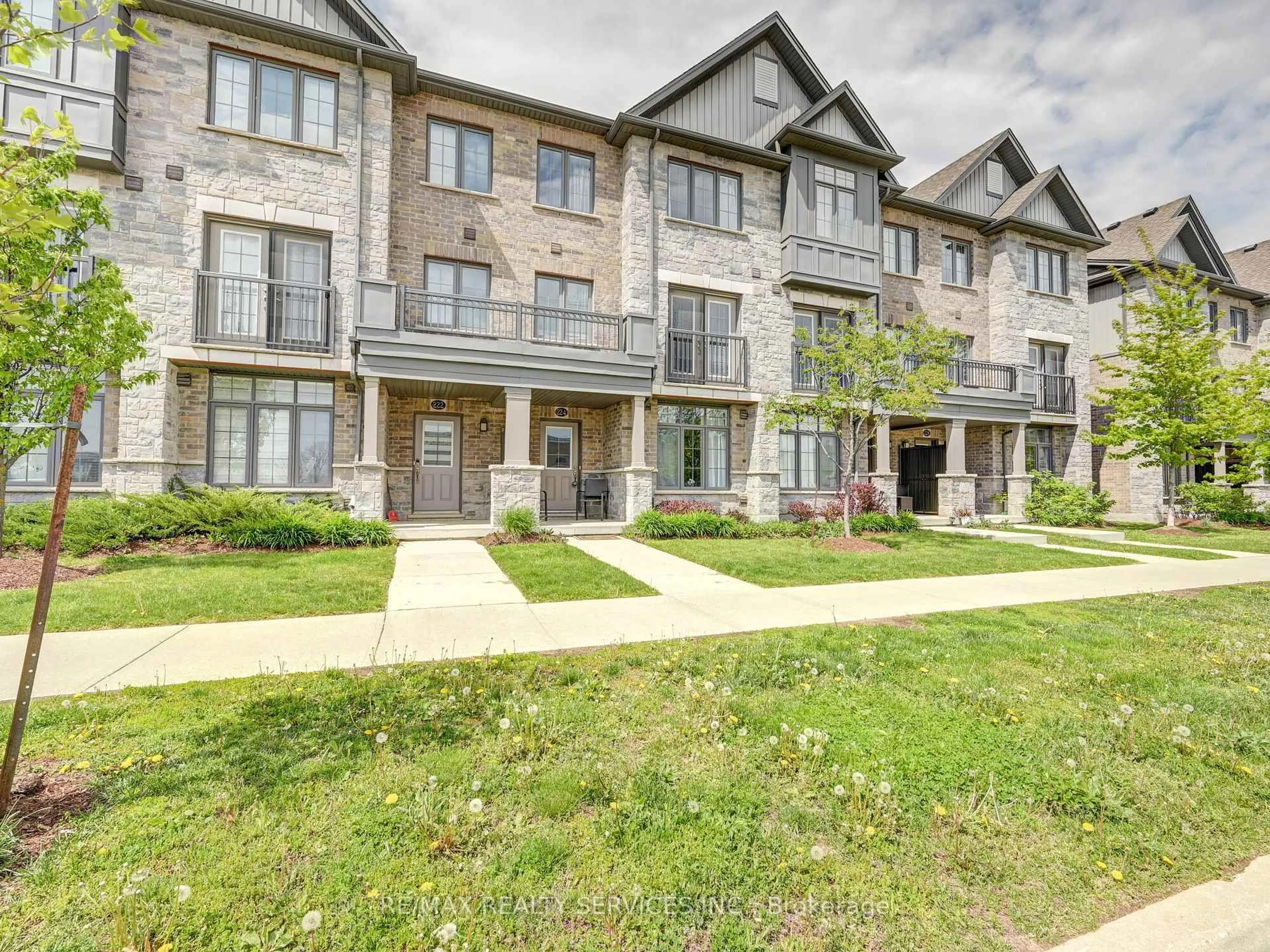 A pic from outside/outdoor area/front of a property/back of a property/a pic from drone, street for 224 Thomas Slee Dr #8, Kitchener Ontario N2P 0B8