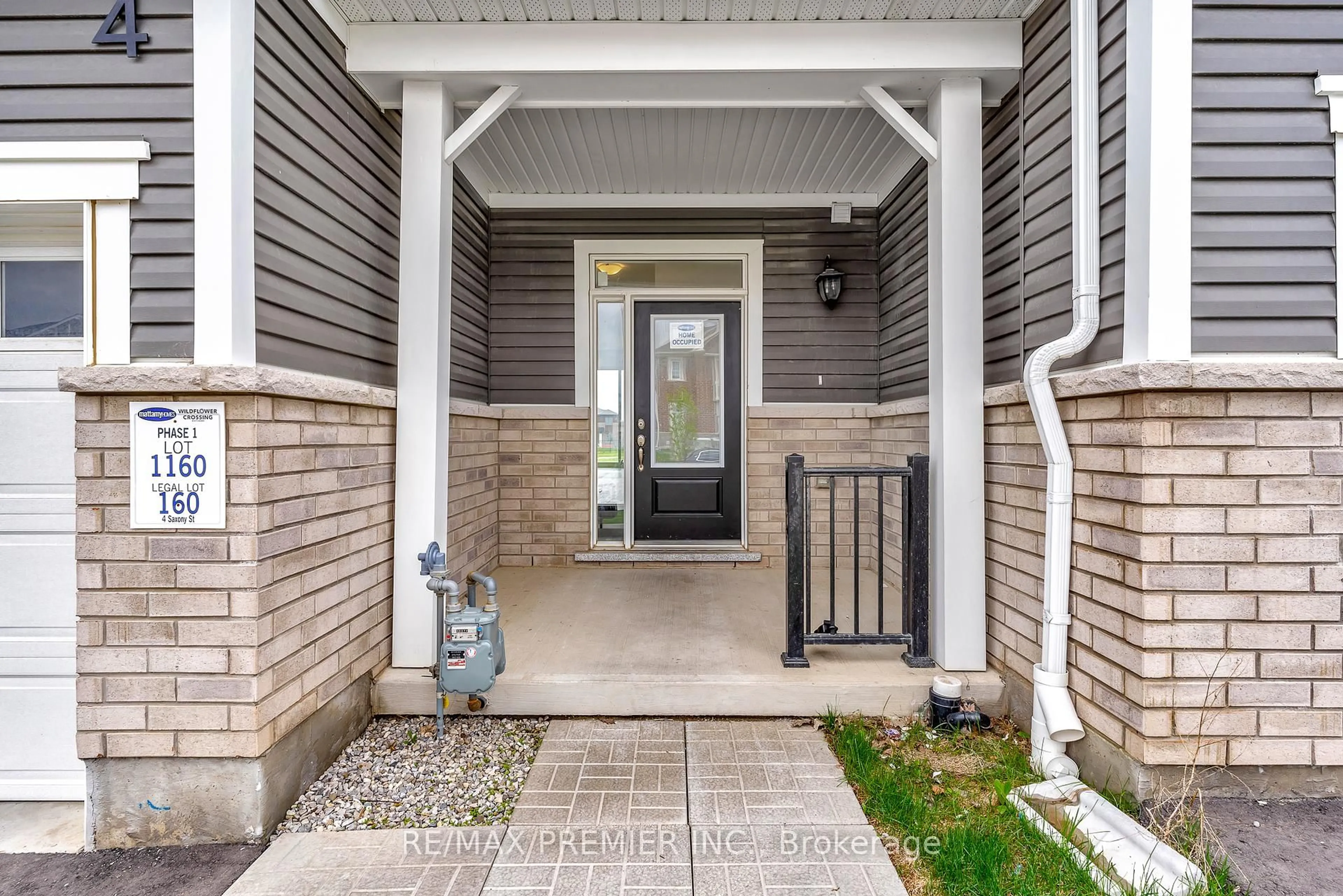 Indoor entryway for 4 Saxony St, Kitchener Ontario N2R 0S3