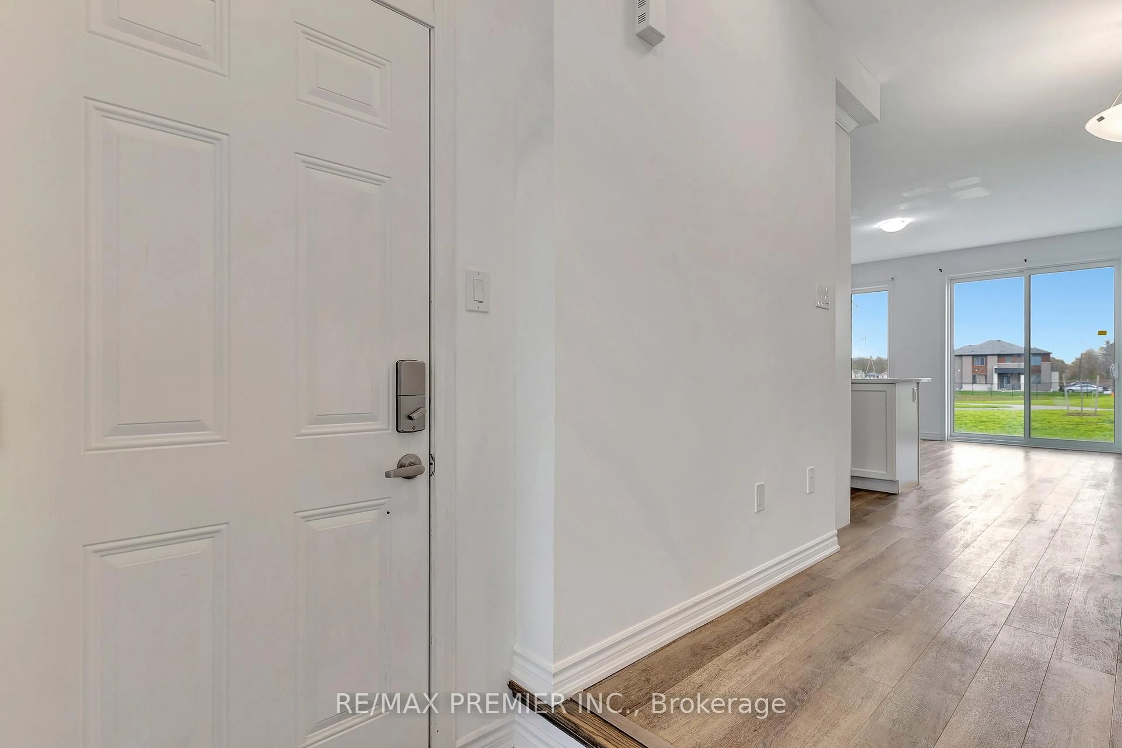 Indoor entryway for 4 Saxony St, Kitchener Ontario N2R 0S3