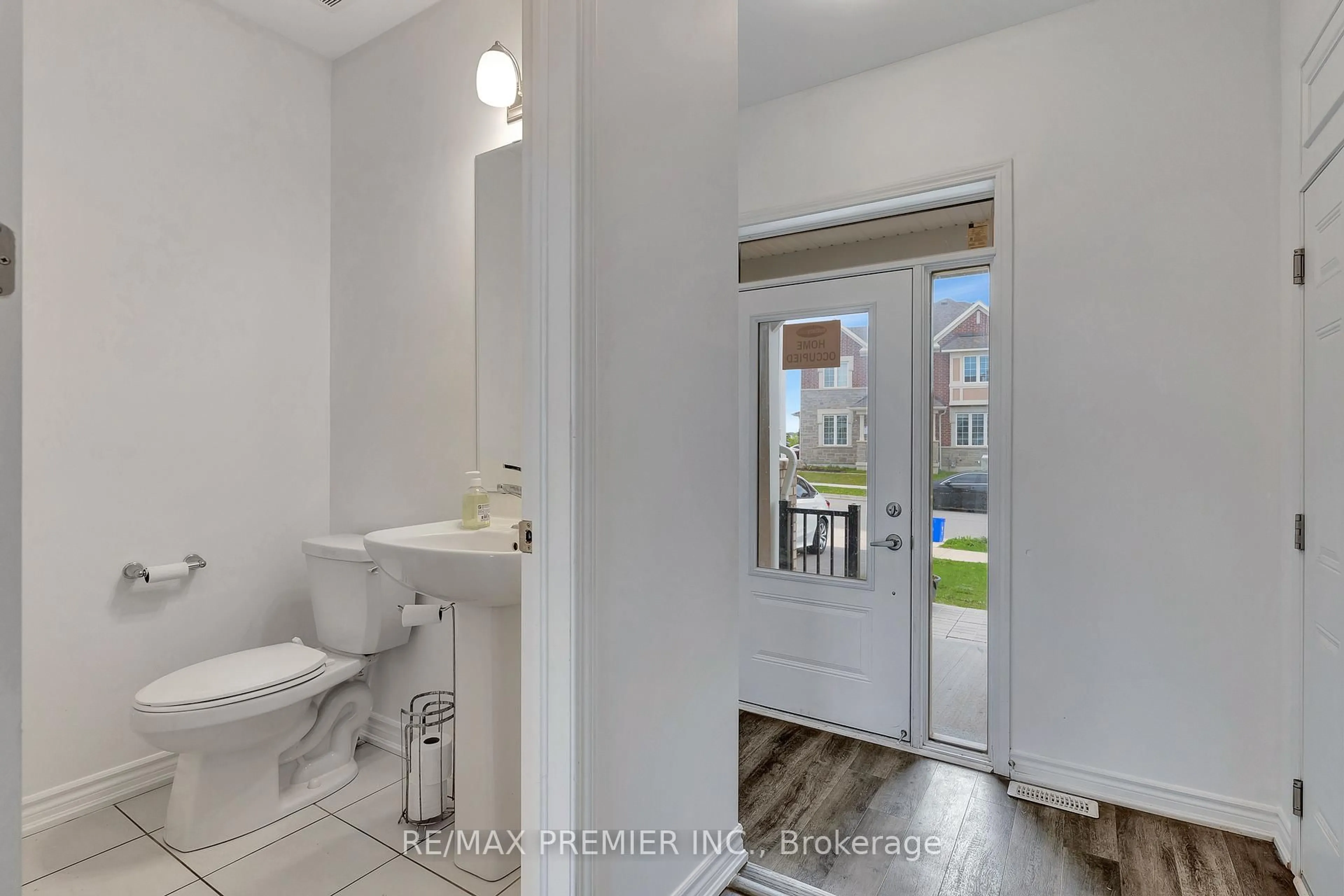 Standard bathroom, unknown for 4 Saxony St, Kitchener Ontario N2R 0S3