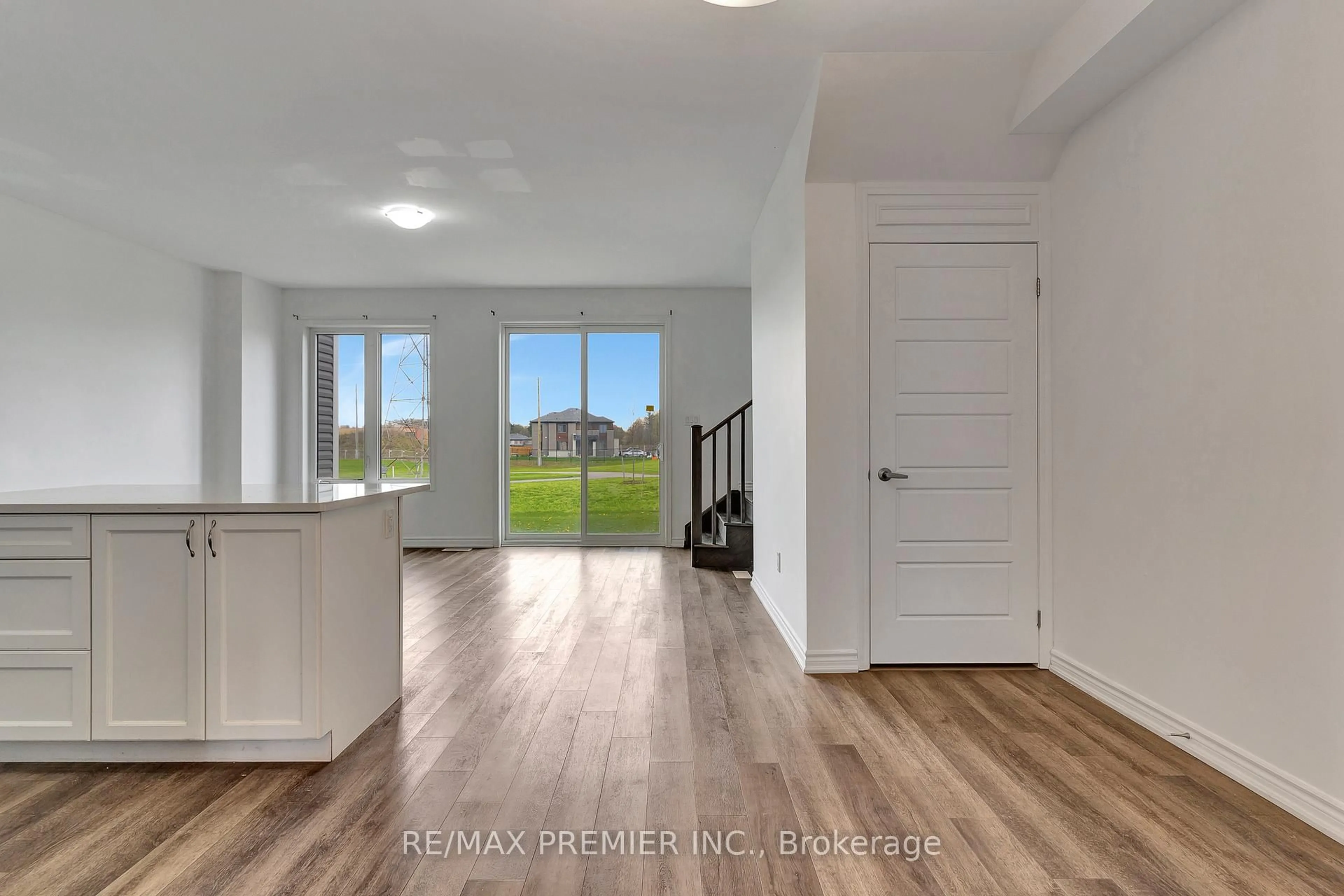 Indoor entryway for 4 Saxony St, Kitchener Ontario N2R 0S3