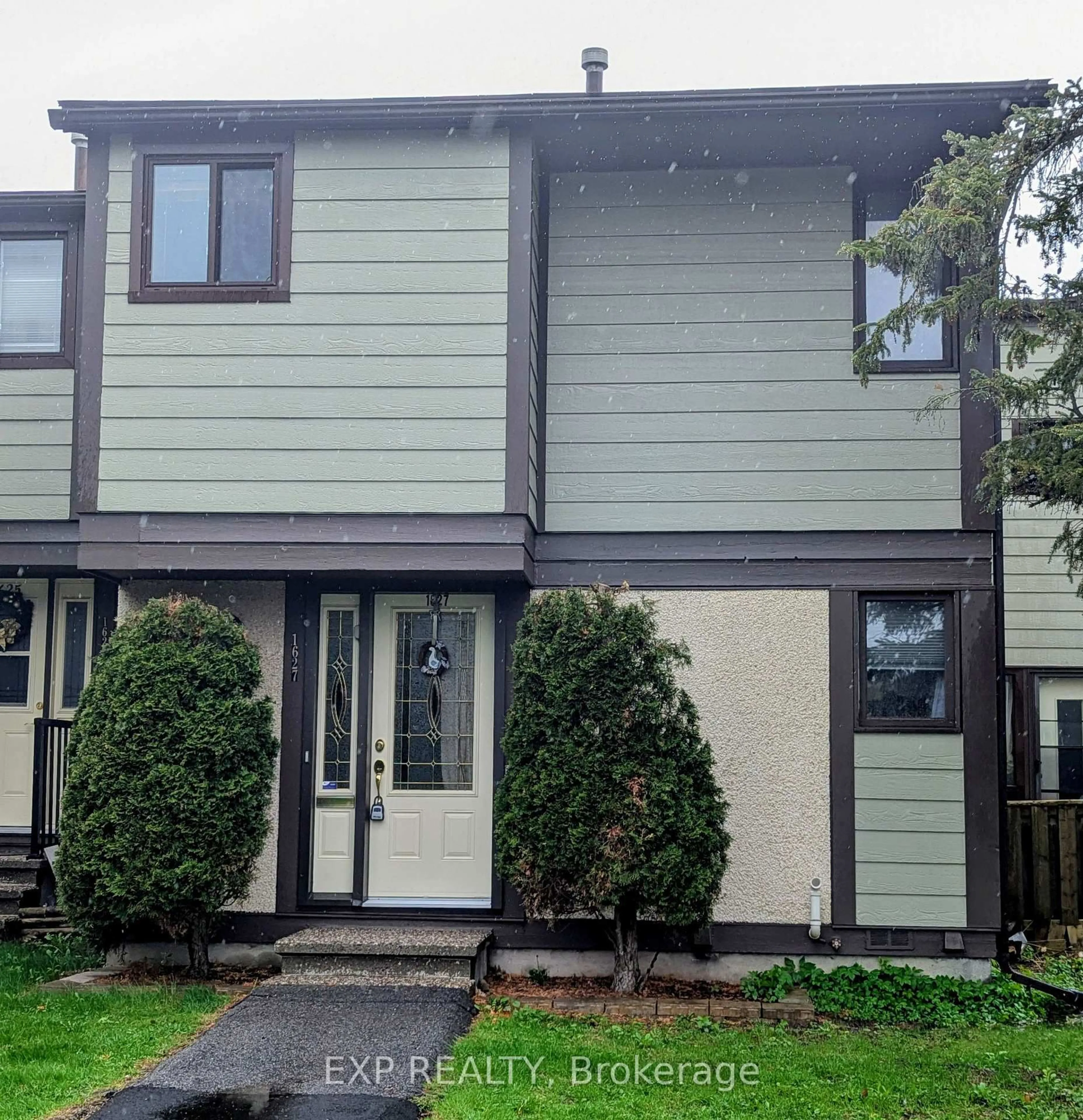 Home with vinyl exterior material, street for 1627 Meadowbrook Rd, Ottawa Ontario K1B 4W6