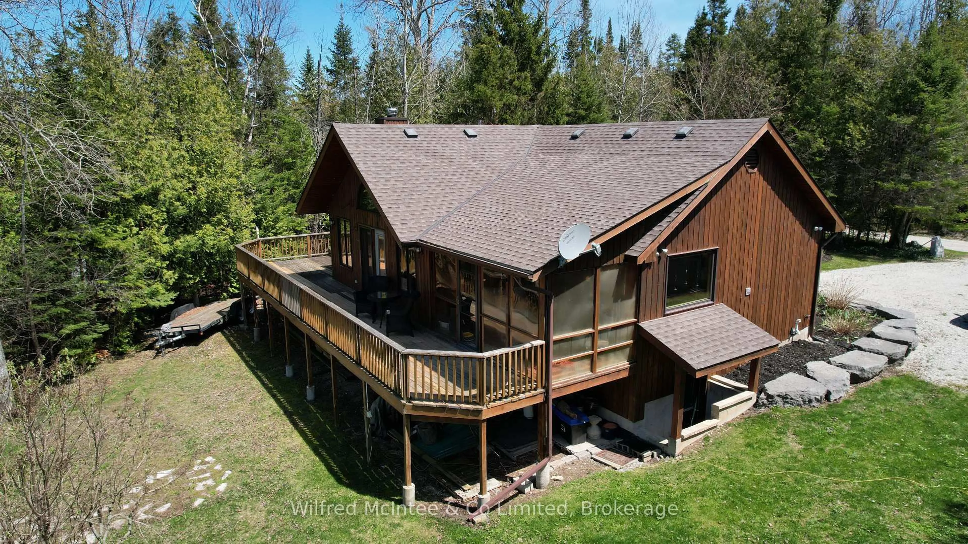 A pic from outside/outdoor area/front of a property/back of a property/a pic from drone, unknown for 126 Buckingham Lane, Meaford Ontario N0H 1V0