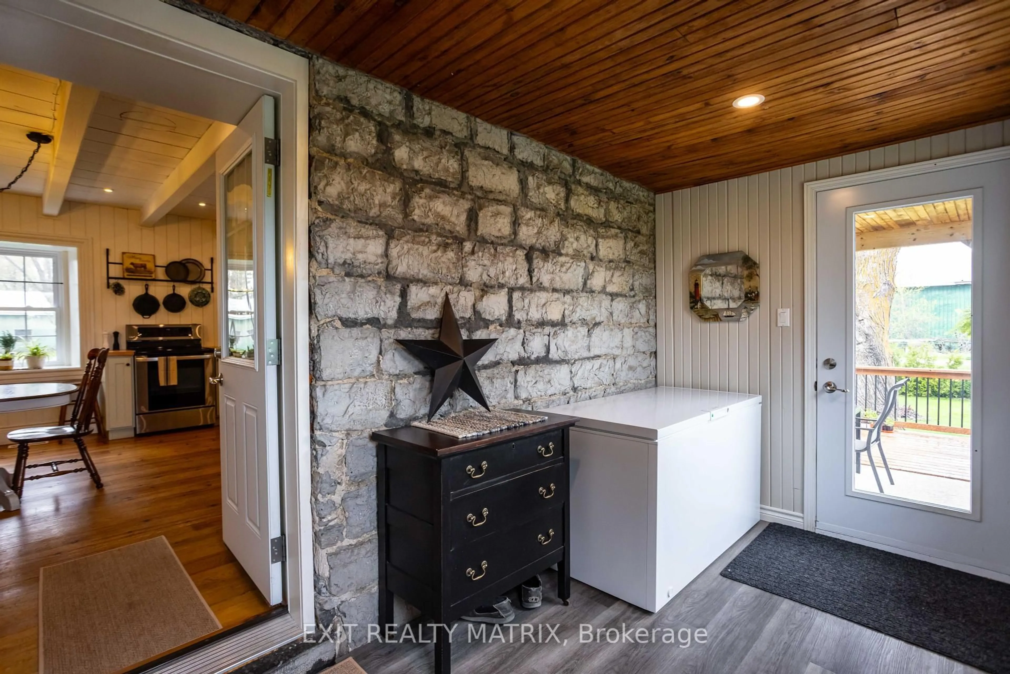 Indoor entryway for 50 Morewood Main St, North Dundas Ontario K0A 2R0