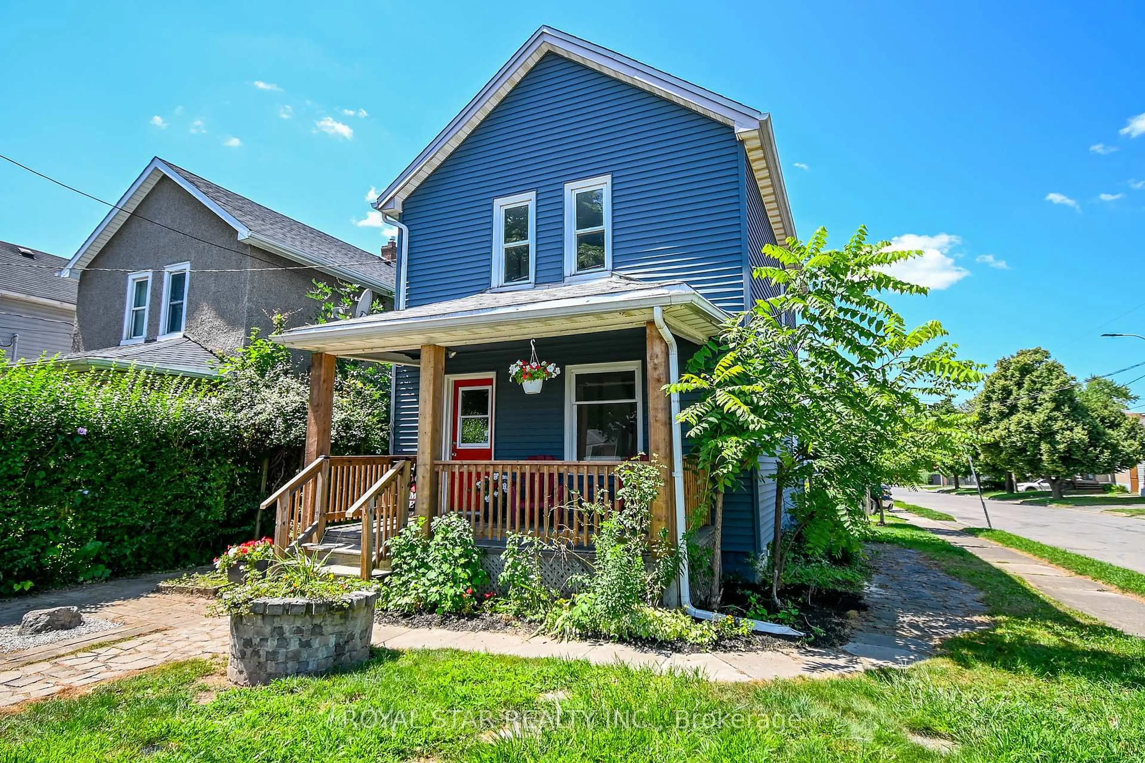 Home with vinyl exterior material, street for 189 Ross St, Welland Ontario L3B 2N1