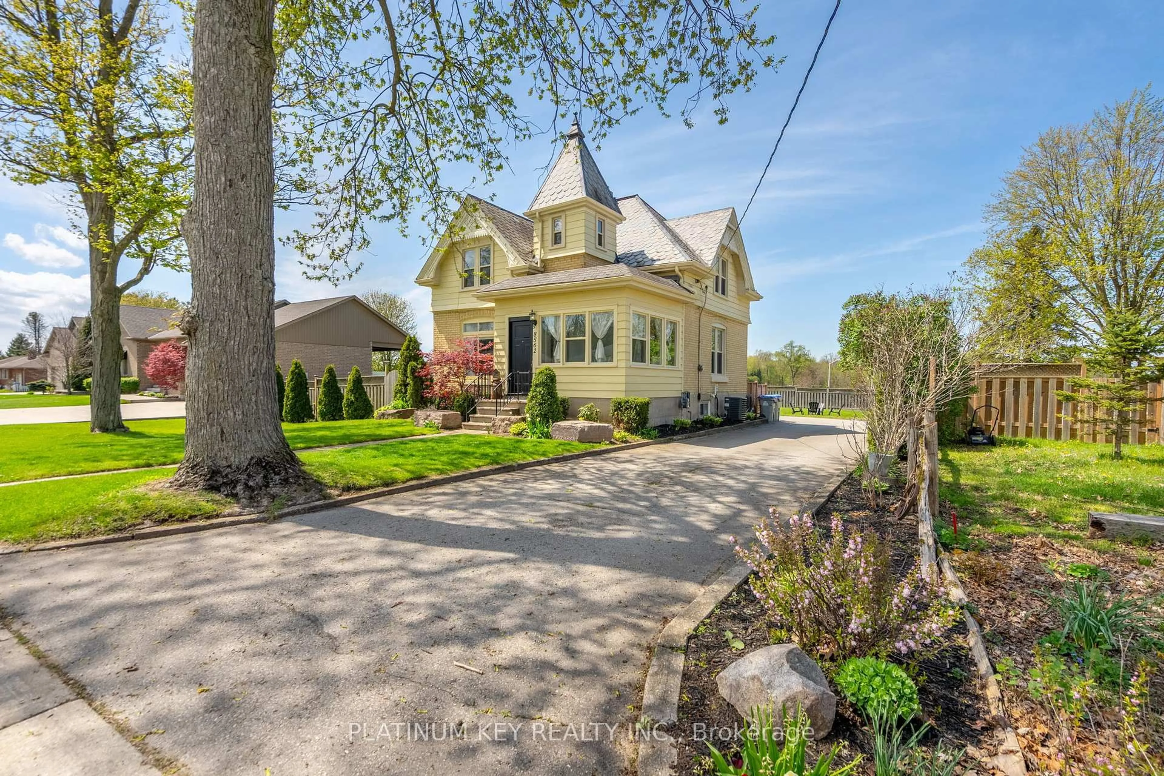 A pic from outside/outdoor area/front of a property/back of a property/a pic from drone, street for 8562 Glendon Dr, Strathroy-Caradoc Ontario N0L 1W0