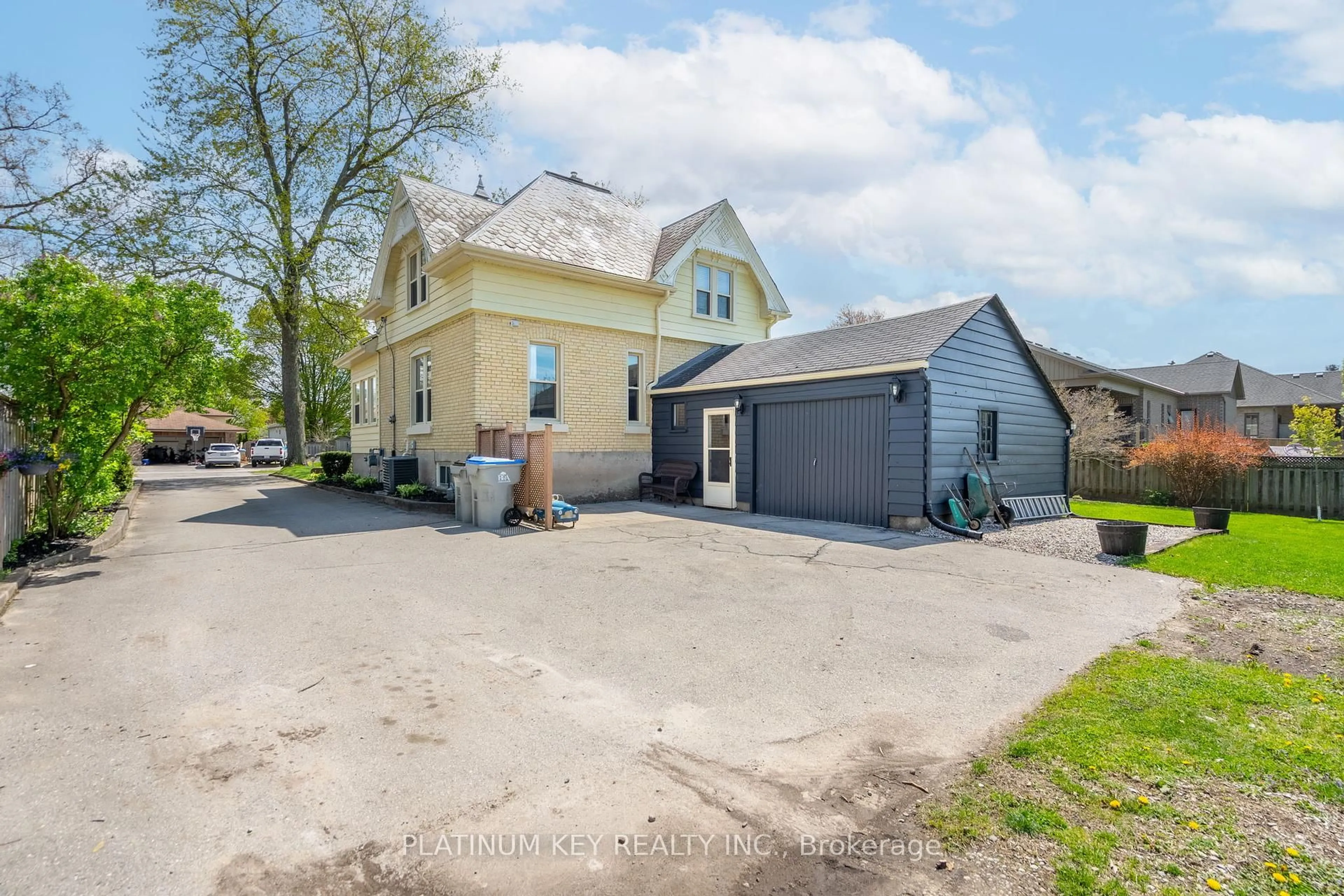 A pic from outside/outdoor area/front of a property/back of a property/a pic from drone, street for 8562 Glendon Dr, Strathroy-Caradoc Ontario N0L 1W0