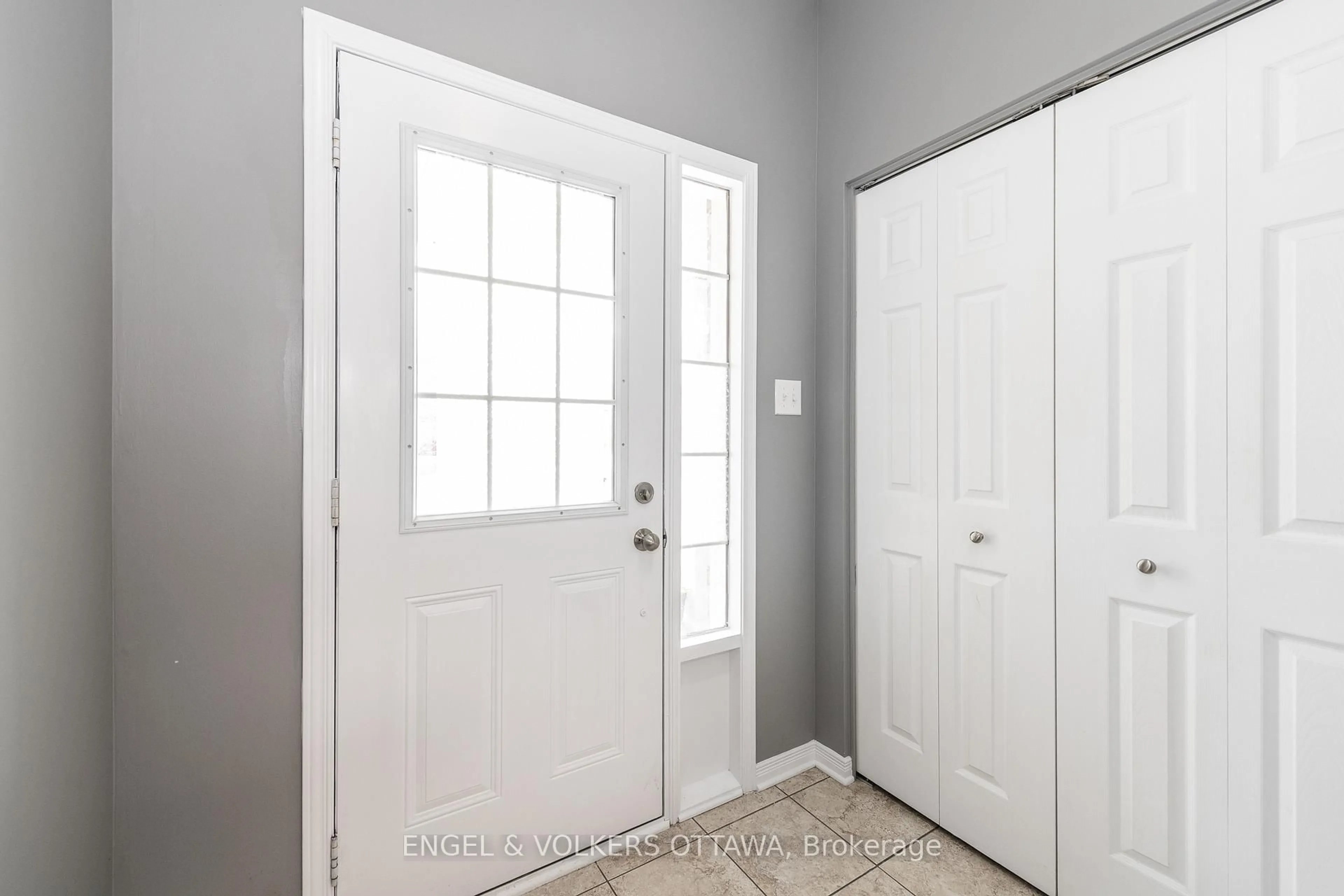 Indoor entryway for 217 Rolling Meadow Cres, Orleans Ontario K1W 0B1