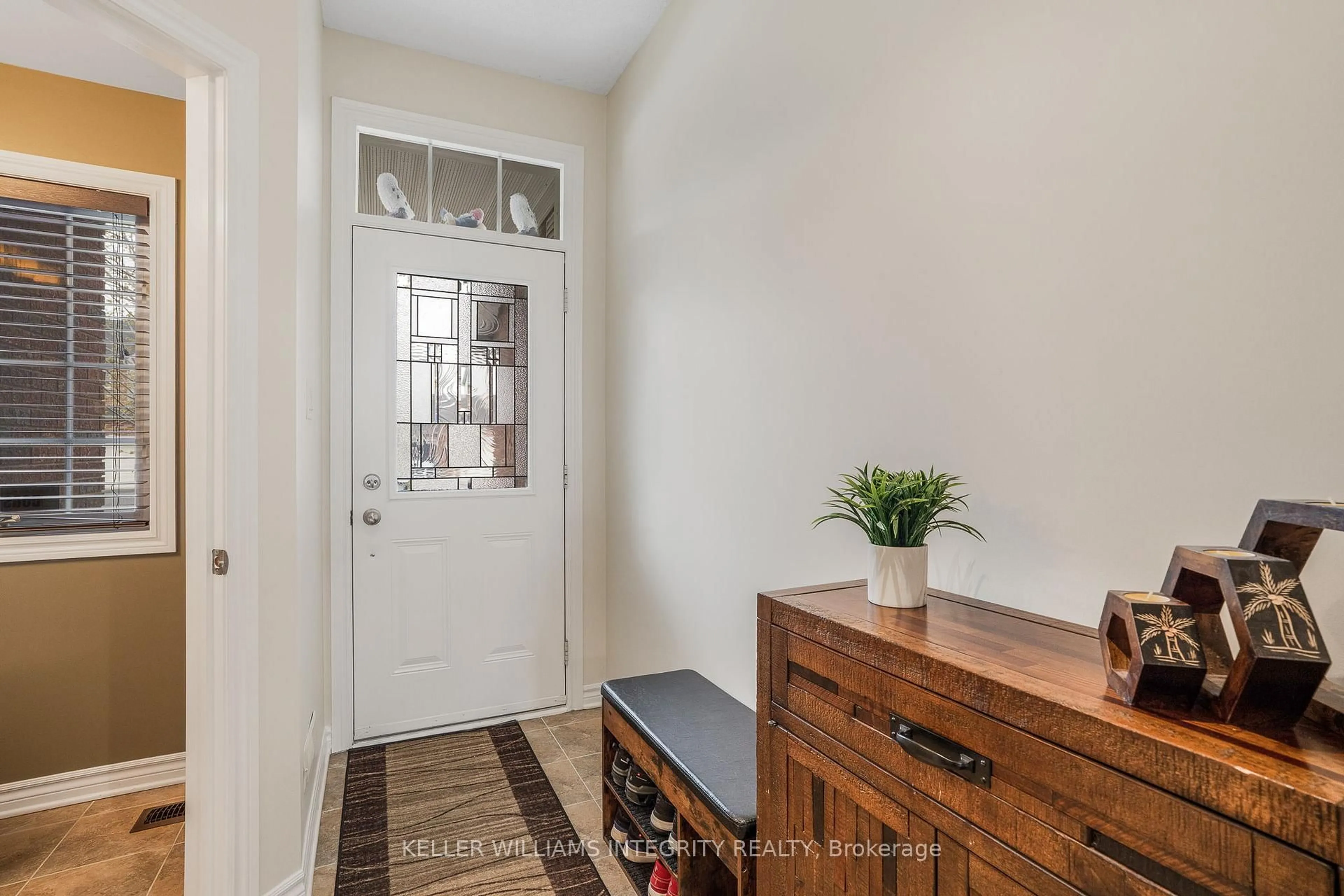 Indoor entryway for 527 Salzburg Dr, Orleans Ontario K4A 0C6