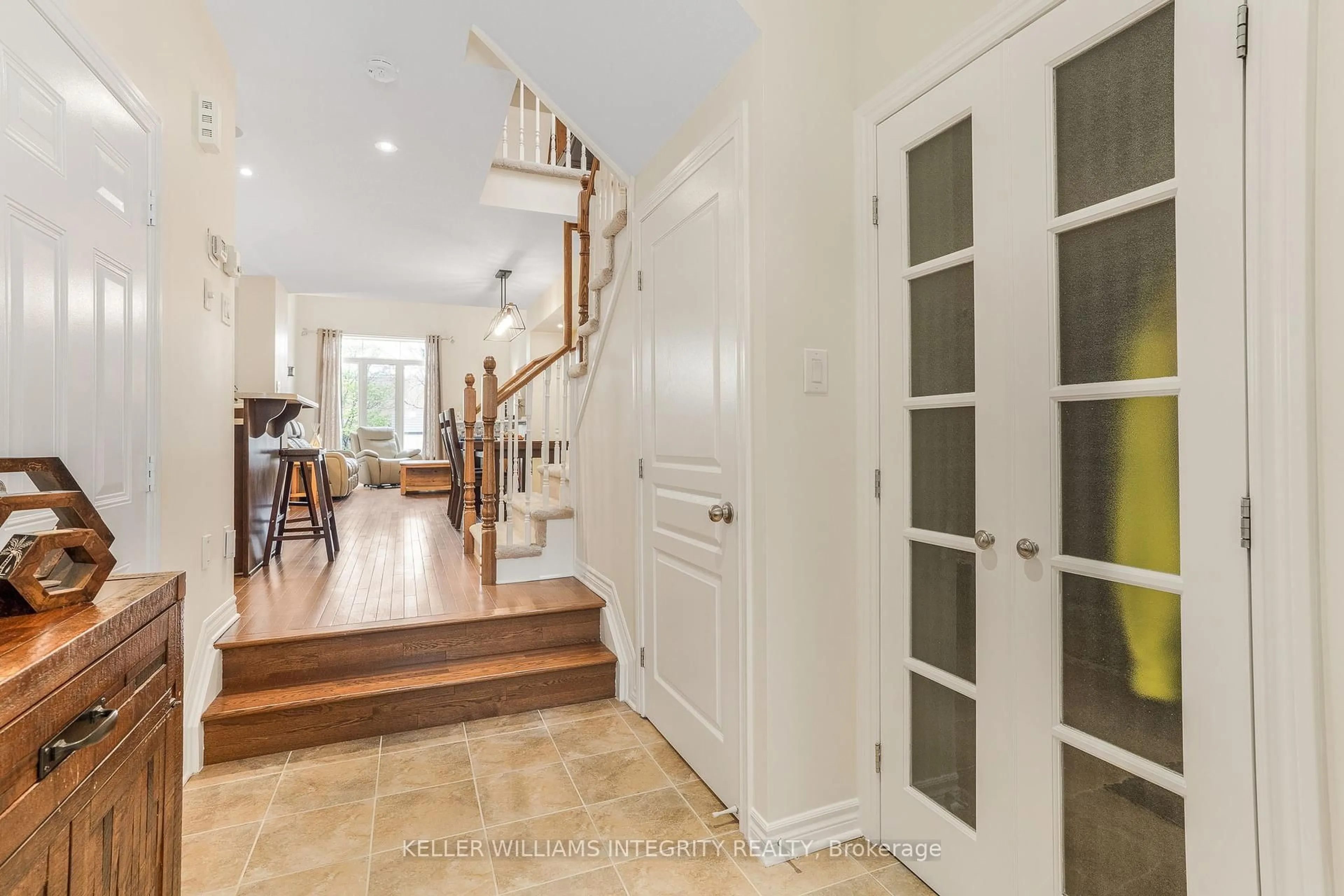 Indoor entryway for 527 Salzburg Dr, Orleans Ontario K4A 0C6