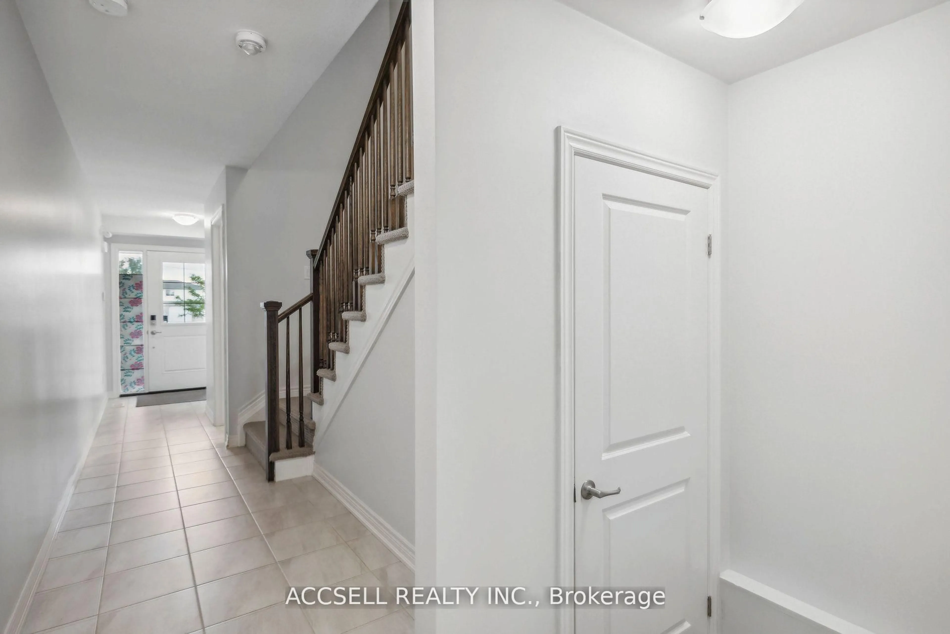 Indoor entryway for 580 Julia Dr, Welland Ontario L3C 0G7
