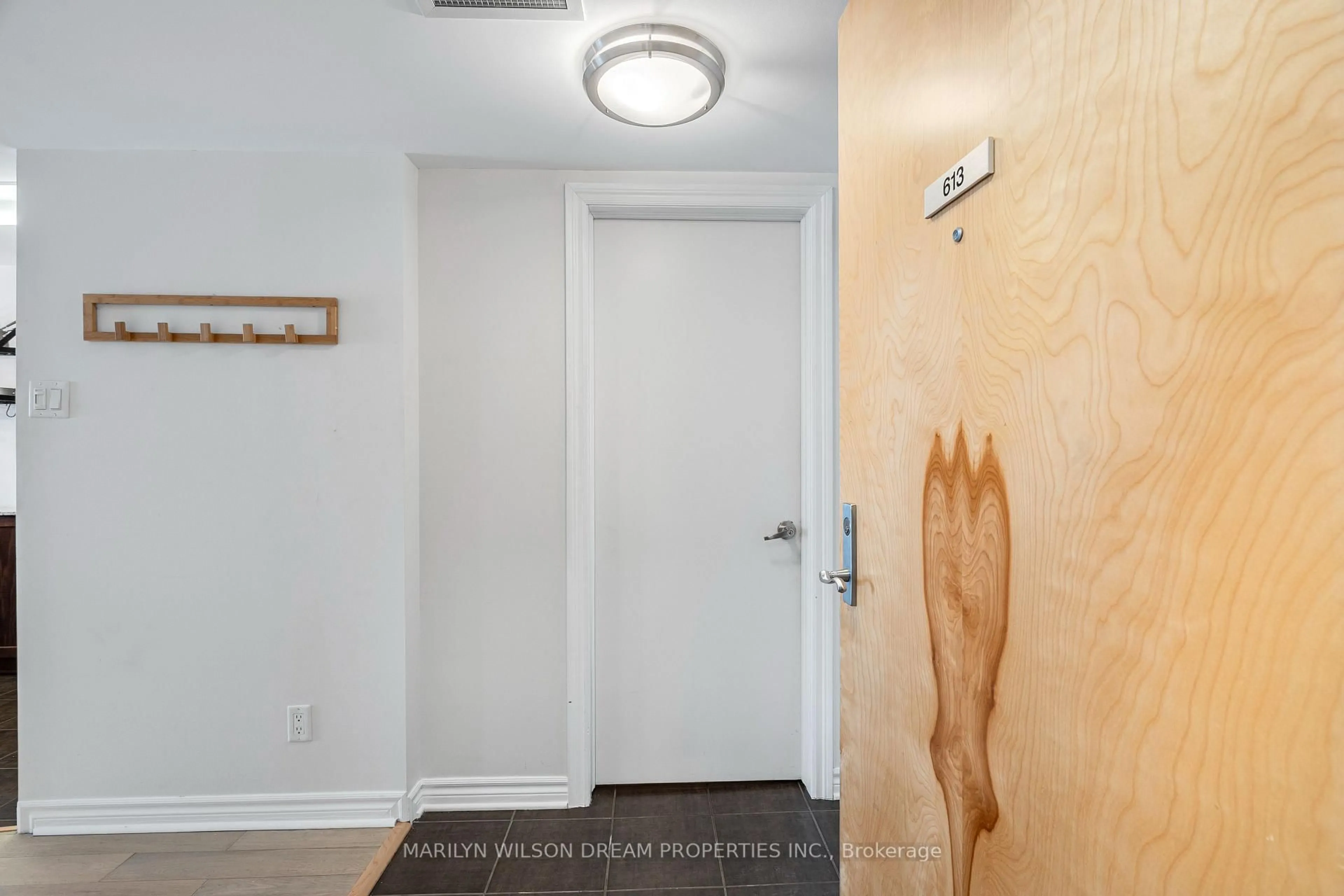 Indoor entryway for 250 Lett St #613, Ottawa Ontario K1R 0A8