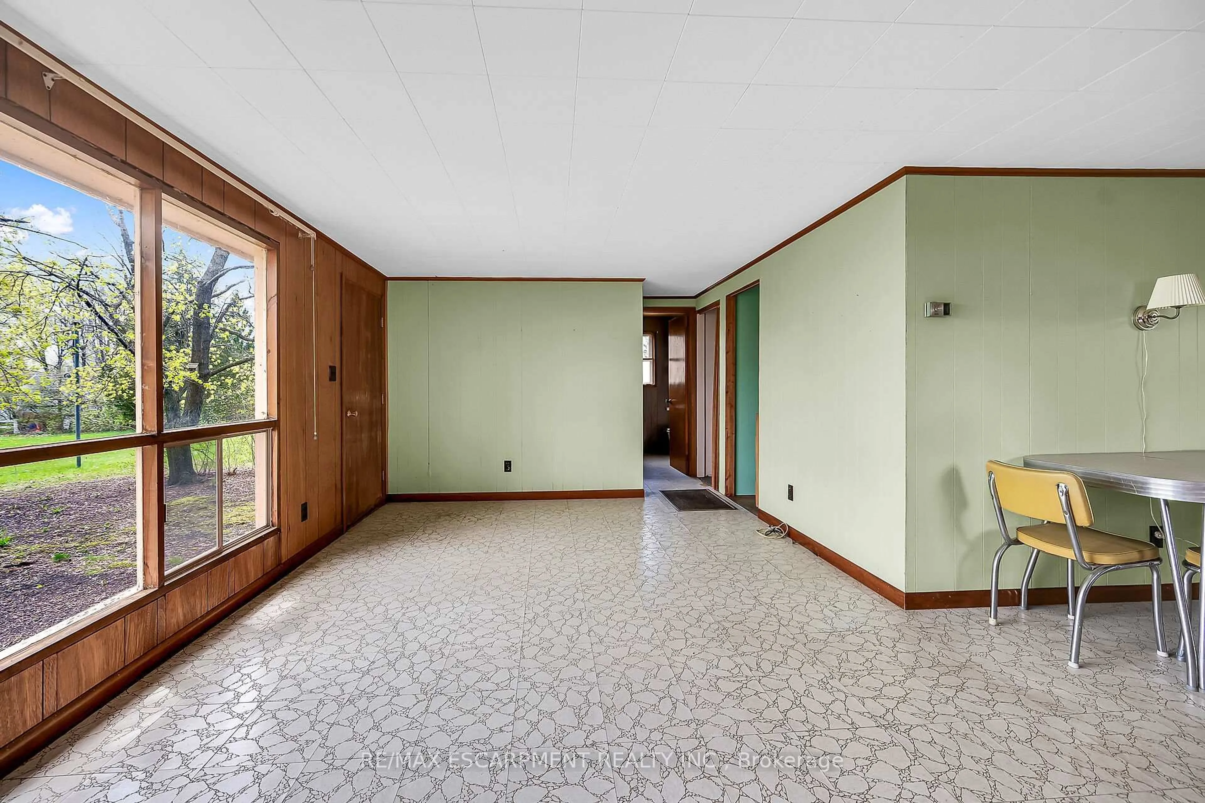 Indoor foyer for 2781 North Shore Dr, Haldimand Ontario N0A 1K0