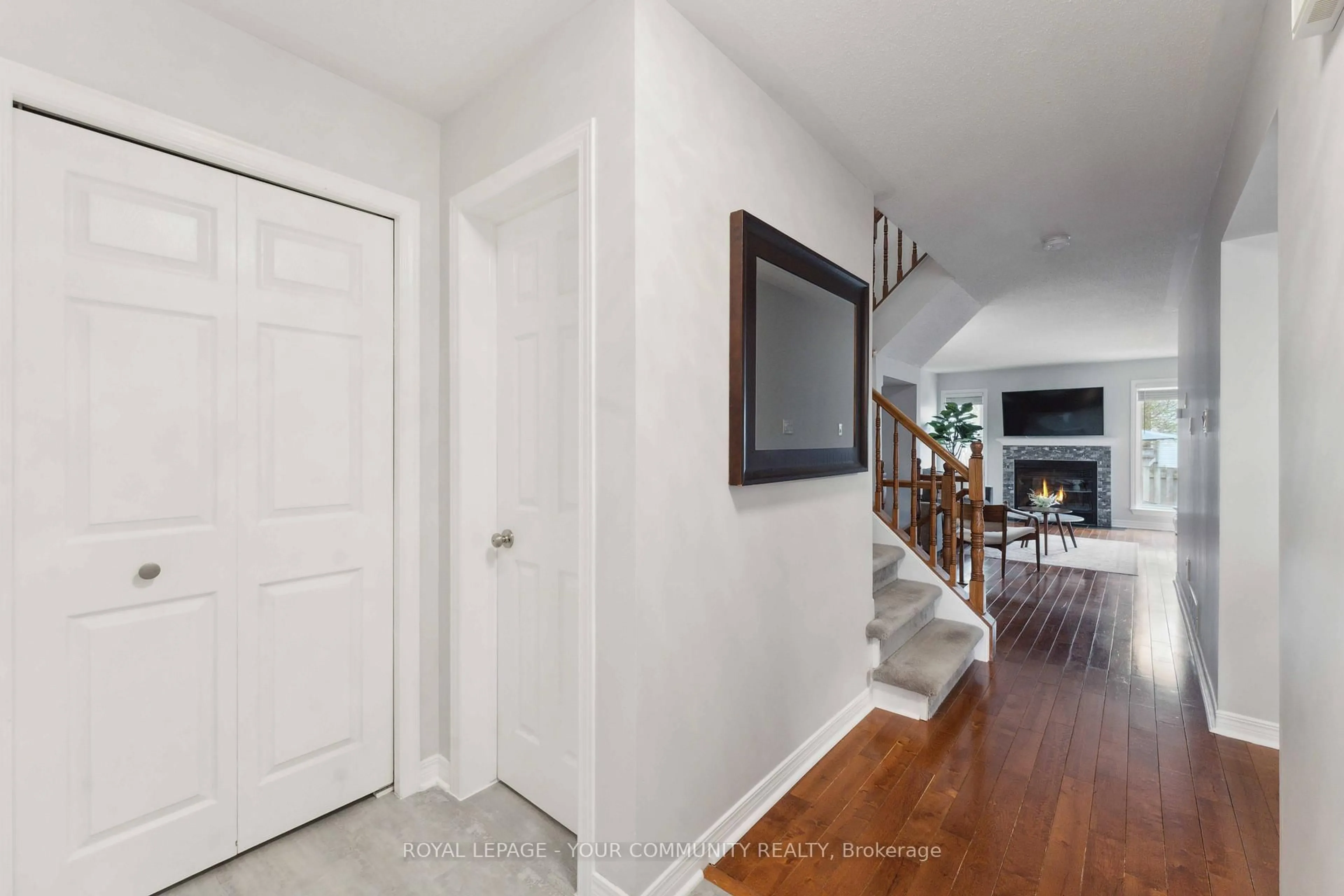 Indoor entryway for 217 Markland Cres, Ottawa Ontario K2G 5Z9