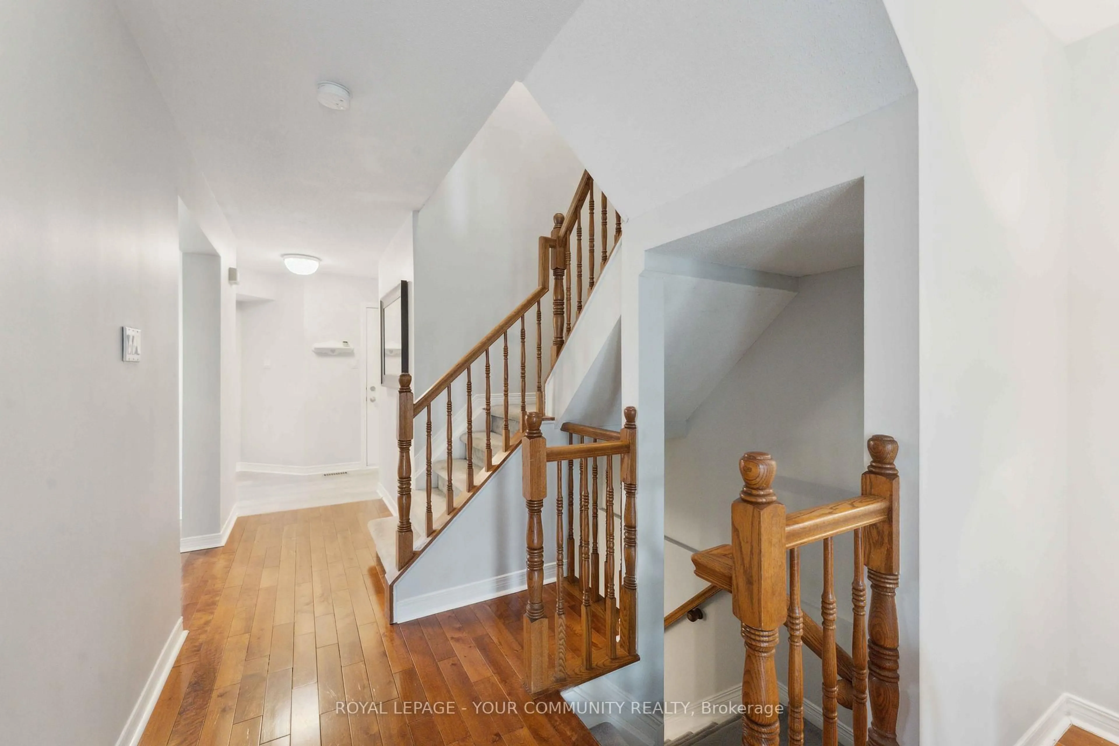 Indoor foyer for 217 Markland Cres, Ottawa Ontario K2G 5Z9
