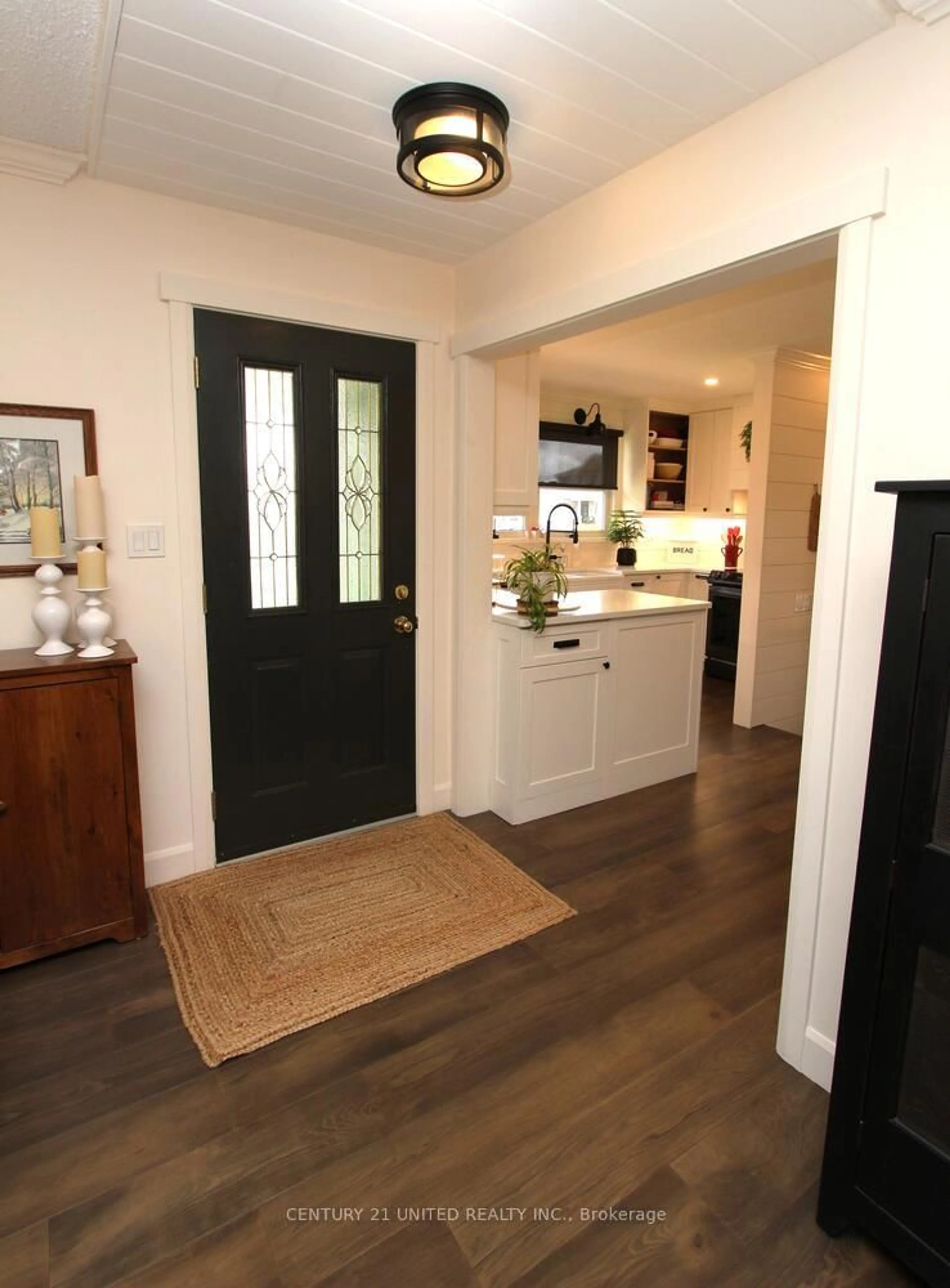 Indoor entryway for 21 Kawartha Dr, Selwyn Ontario K0L 2H0
