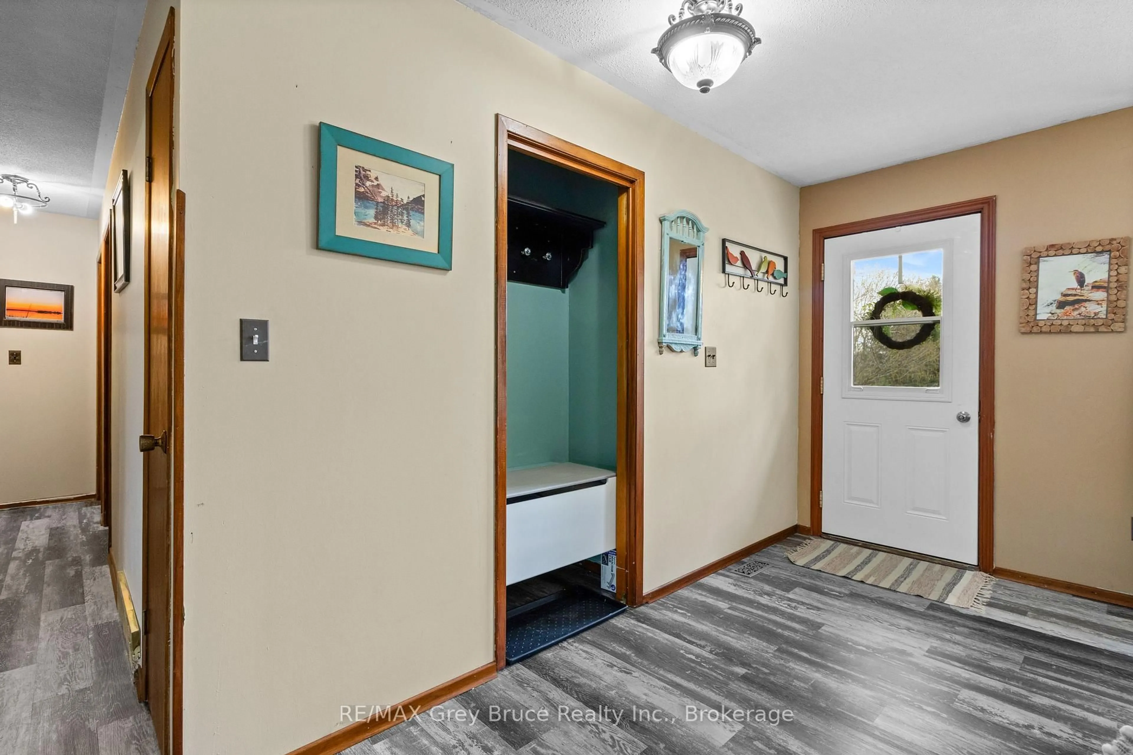 Indoor entryway for 36 THOMAS St, Arran-Elderslie Ontario N0H 1A0
