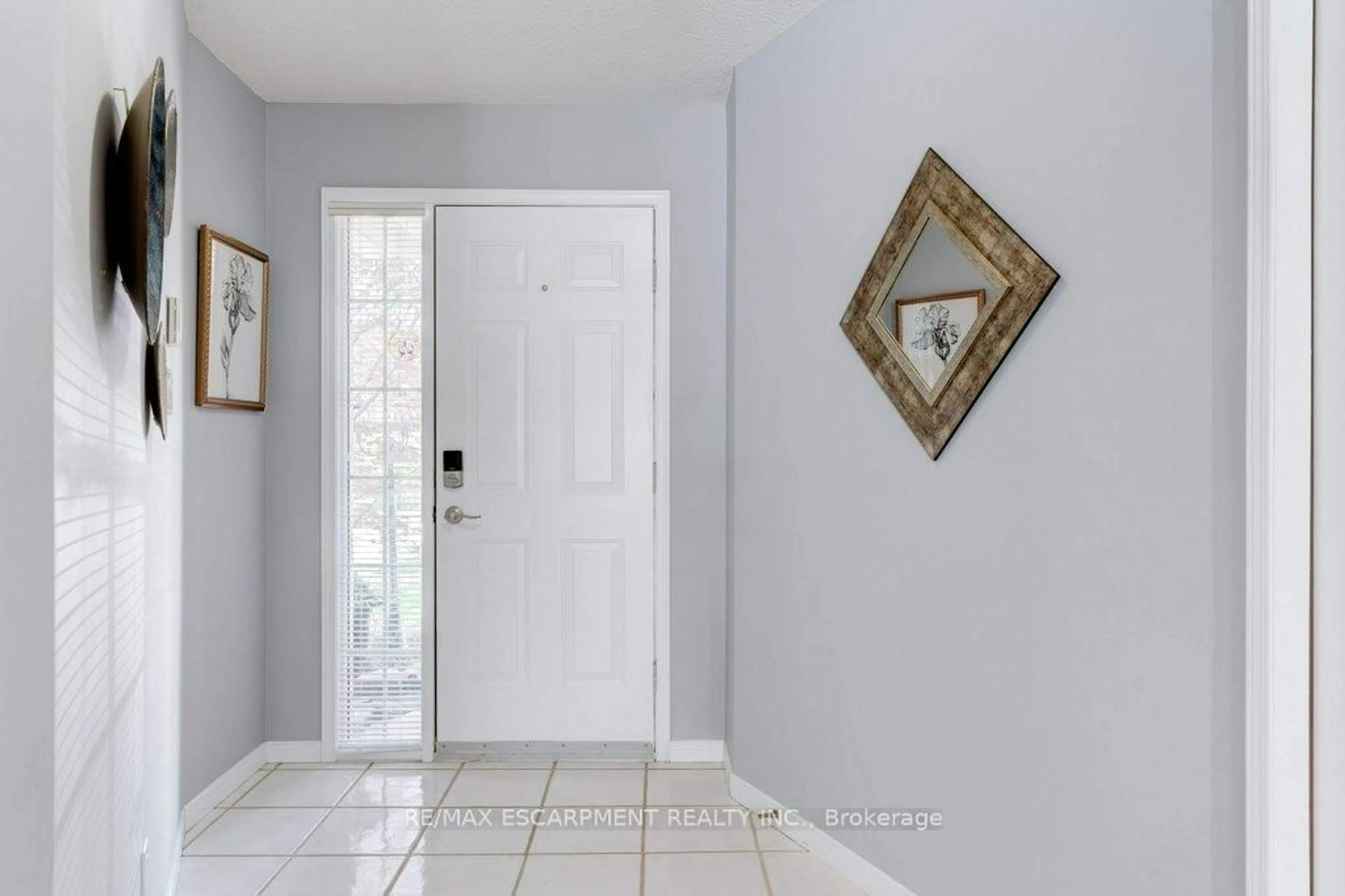 Indoor entryway for 137 Claudette Gate, Hamilton Ontario L9B 2J9