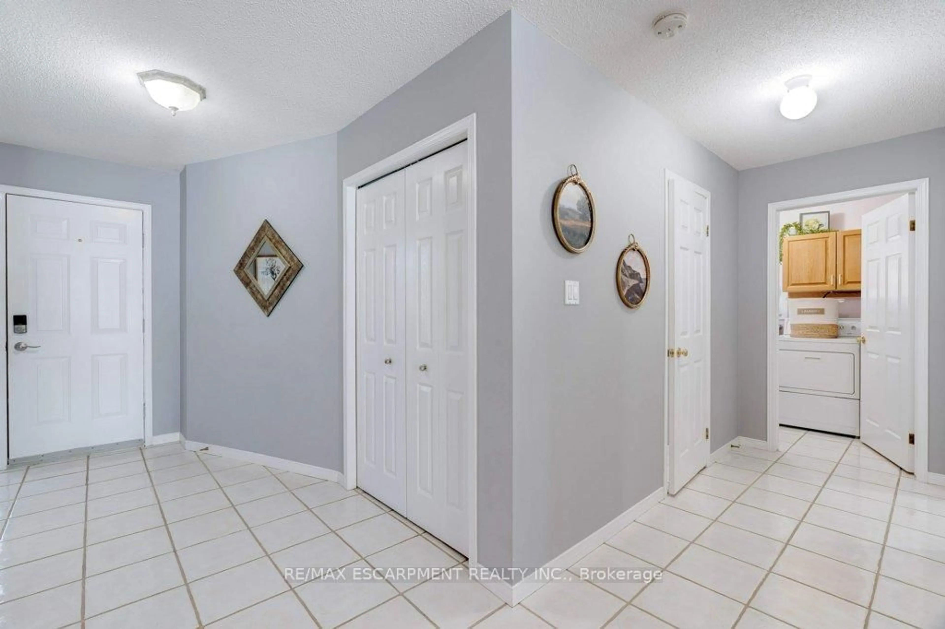 Indoor entryway for 137 Claudette Gate, Hamilton Ontario L9B 2J9