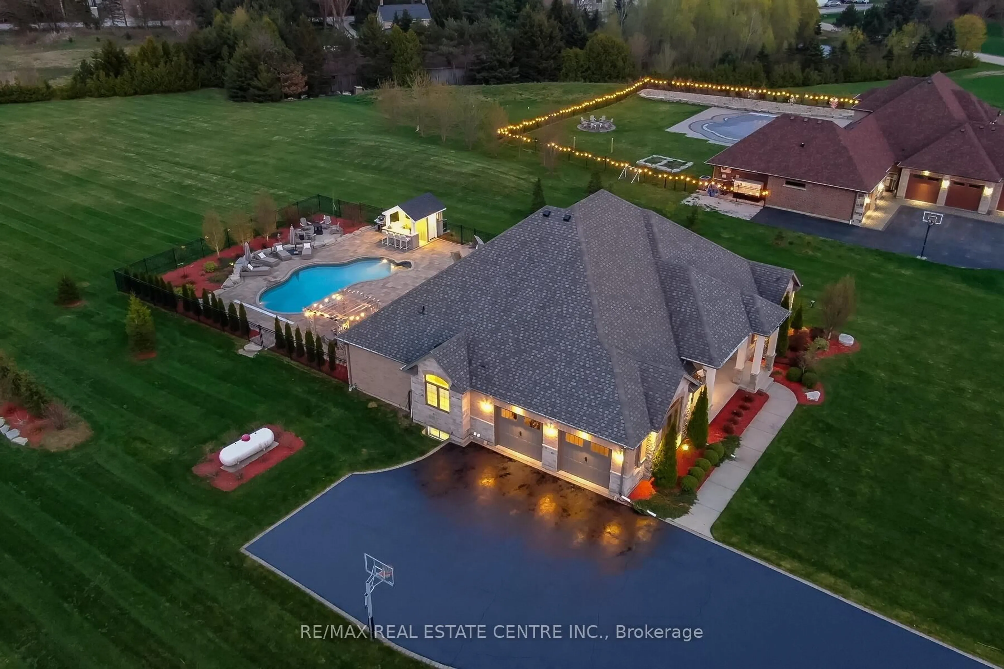A pic from outside/outdoor area/front of a property/back of a property/a pic from drone, mountain view for 109 Crewson Crt, Guelph/Eramosa Ontario N0B 2K0