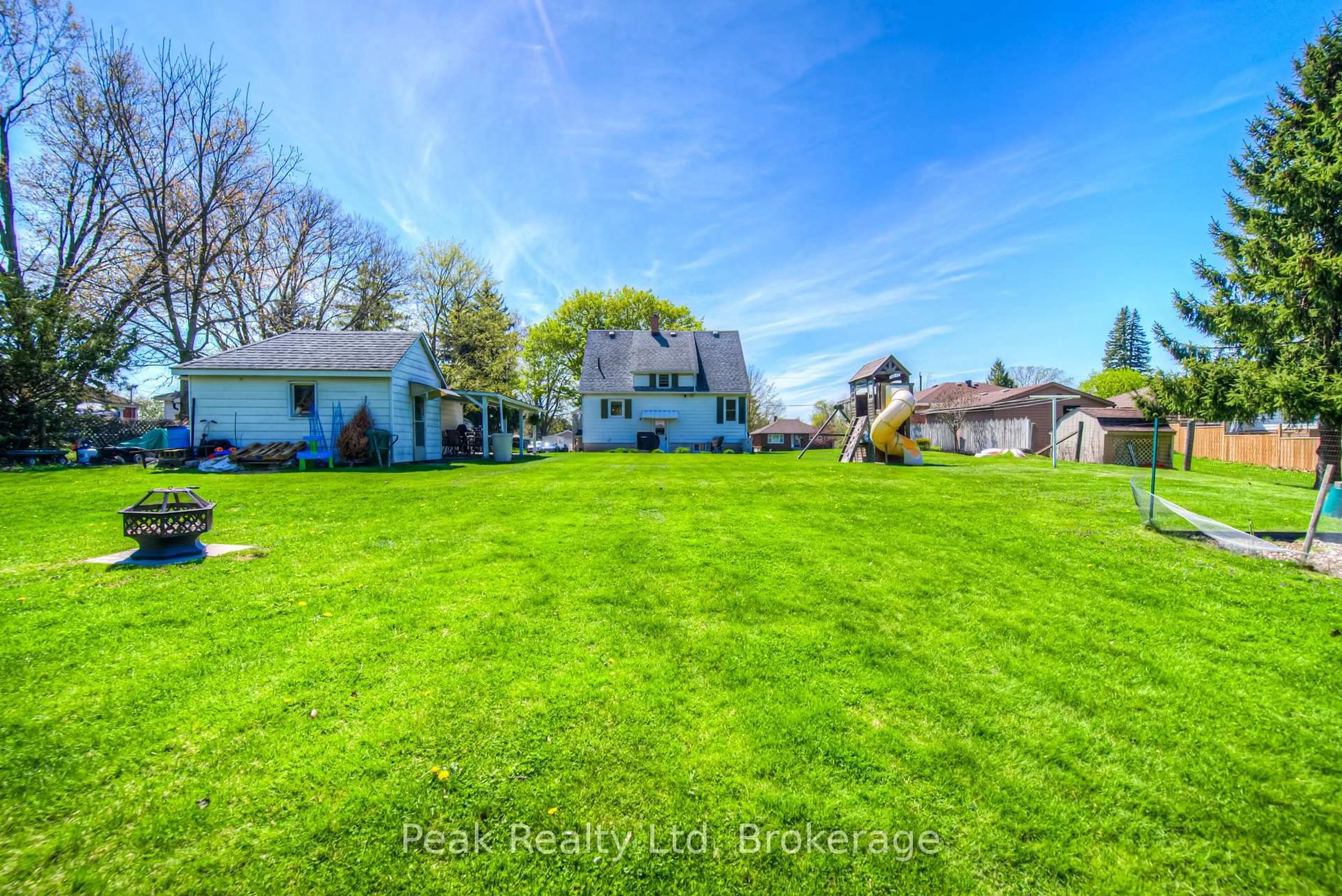 A pic from outside/outdoor area/front of a property/back of a property/a pic from drone, street for 93 Bee St, Woodstock Ontario N4S 3Z2