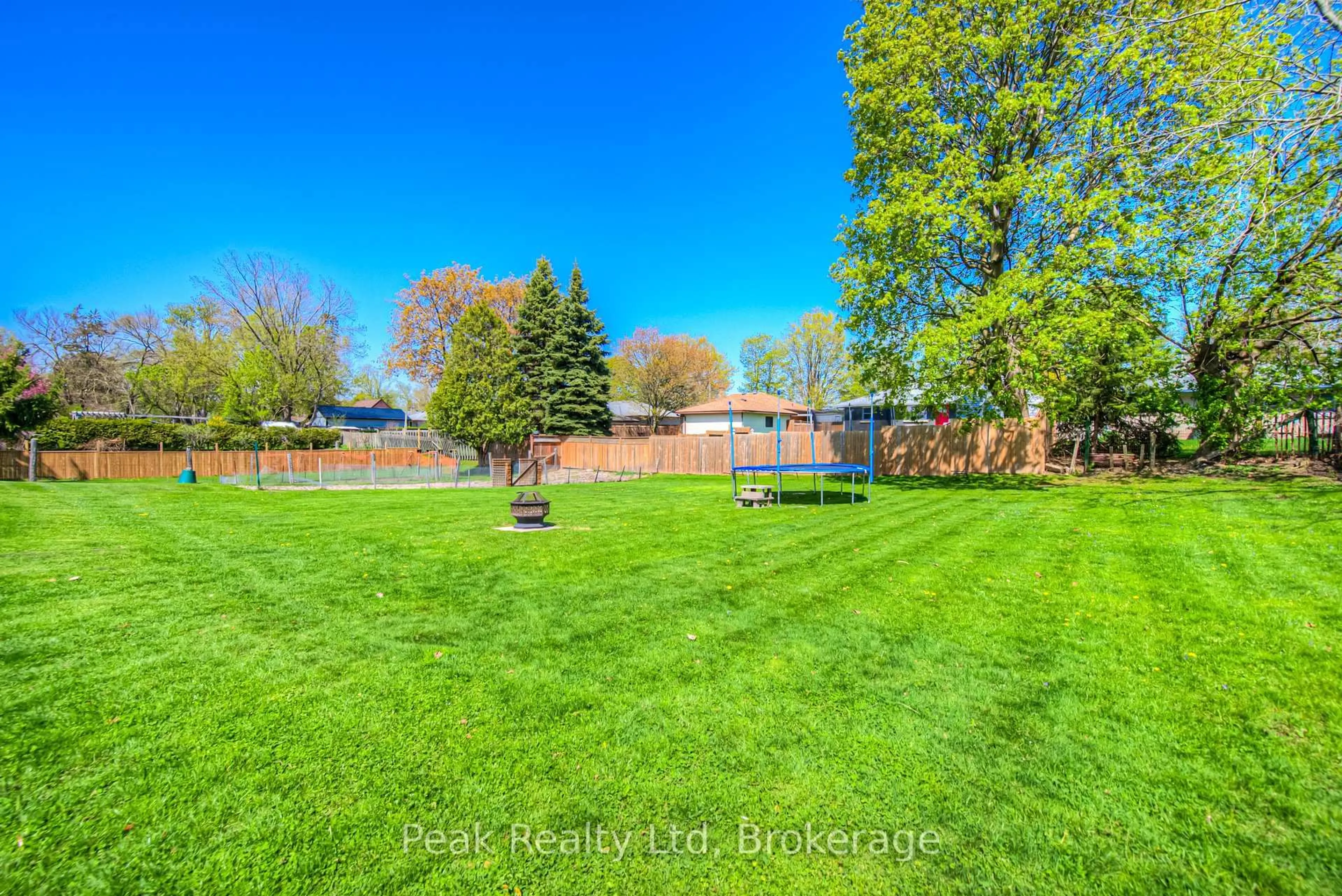 A pic from outside/outdoor area/front of a property/back of a property/a pic from drone, water/lake/river/ocean view for 93 Bee St, Woodstock Ontario N4S 3Z2