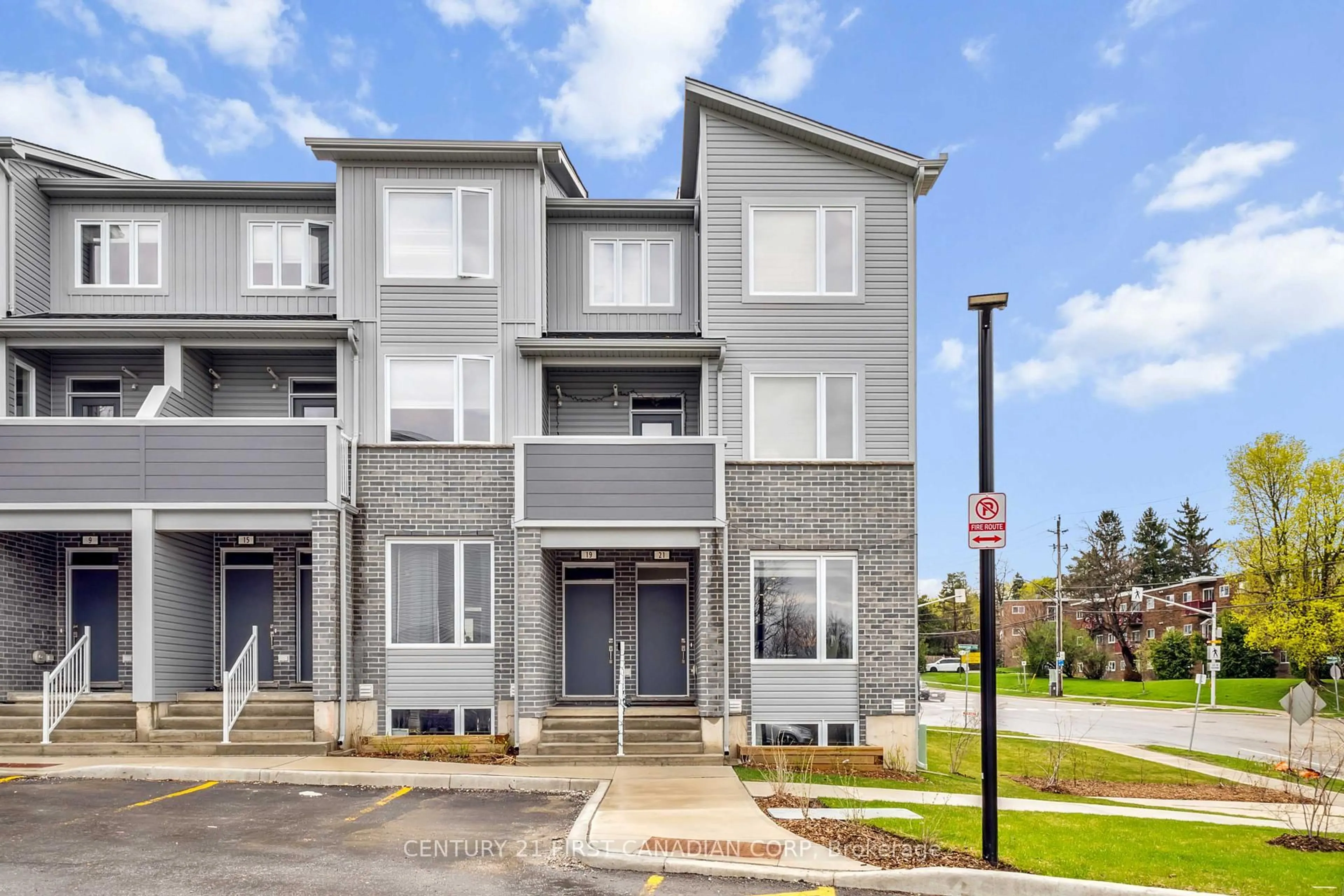 Home with vinyl exterior material, street for 990 DEVERON Cres #21, London South Ontario N5Z 0B7