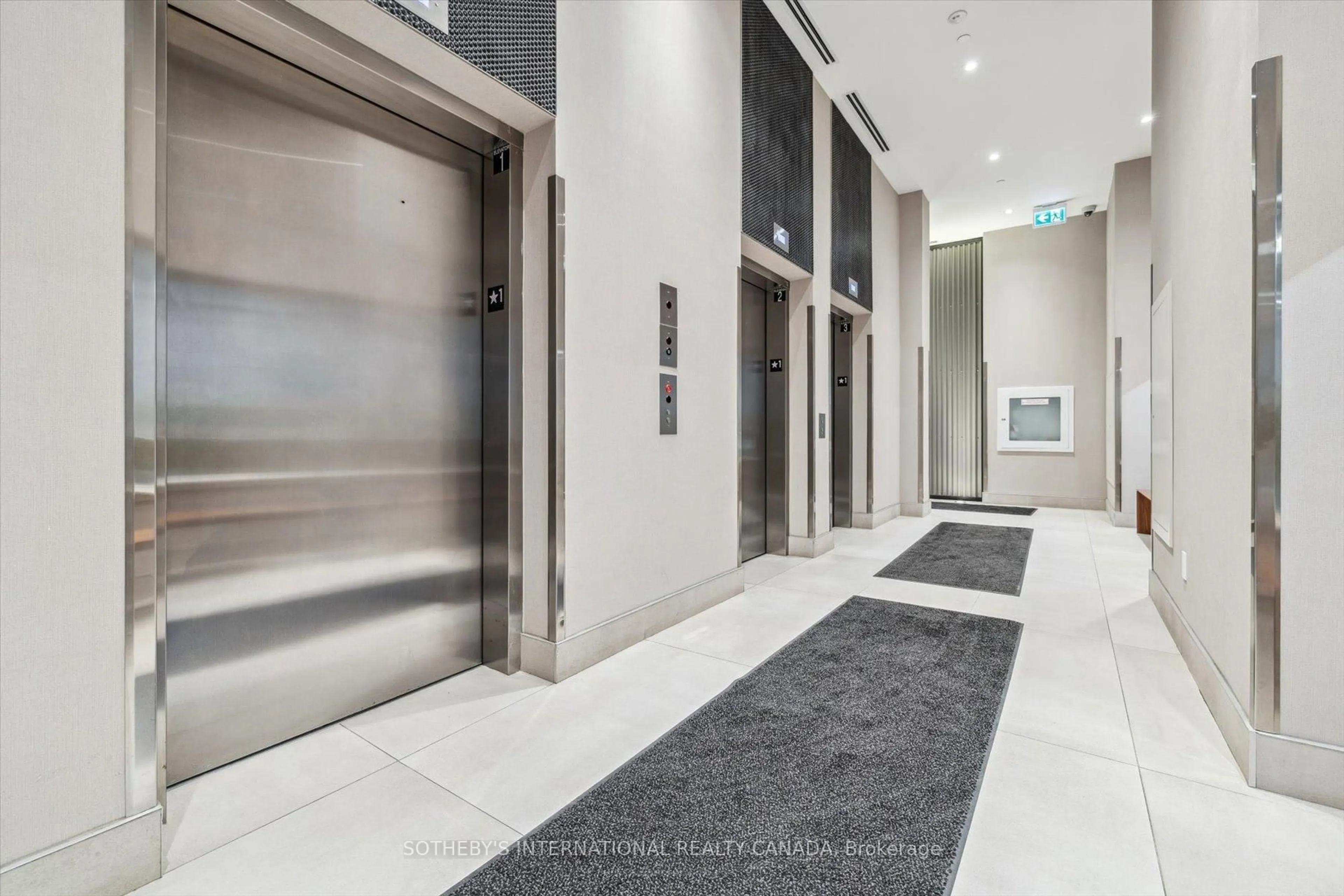 Indoor foyer for 212 King William St #403, Hamilton Ontario L8N 1B5