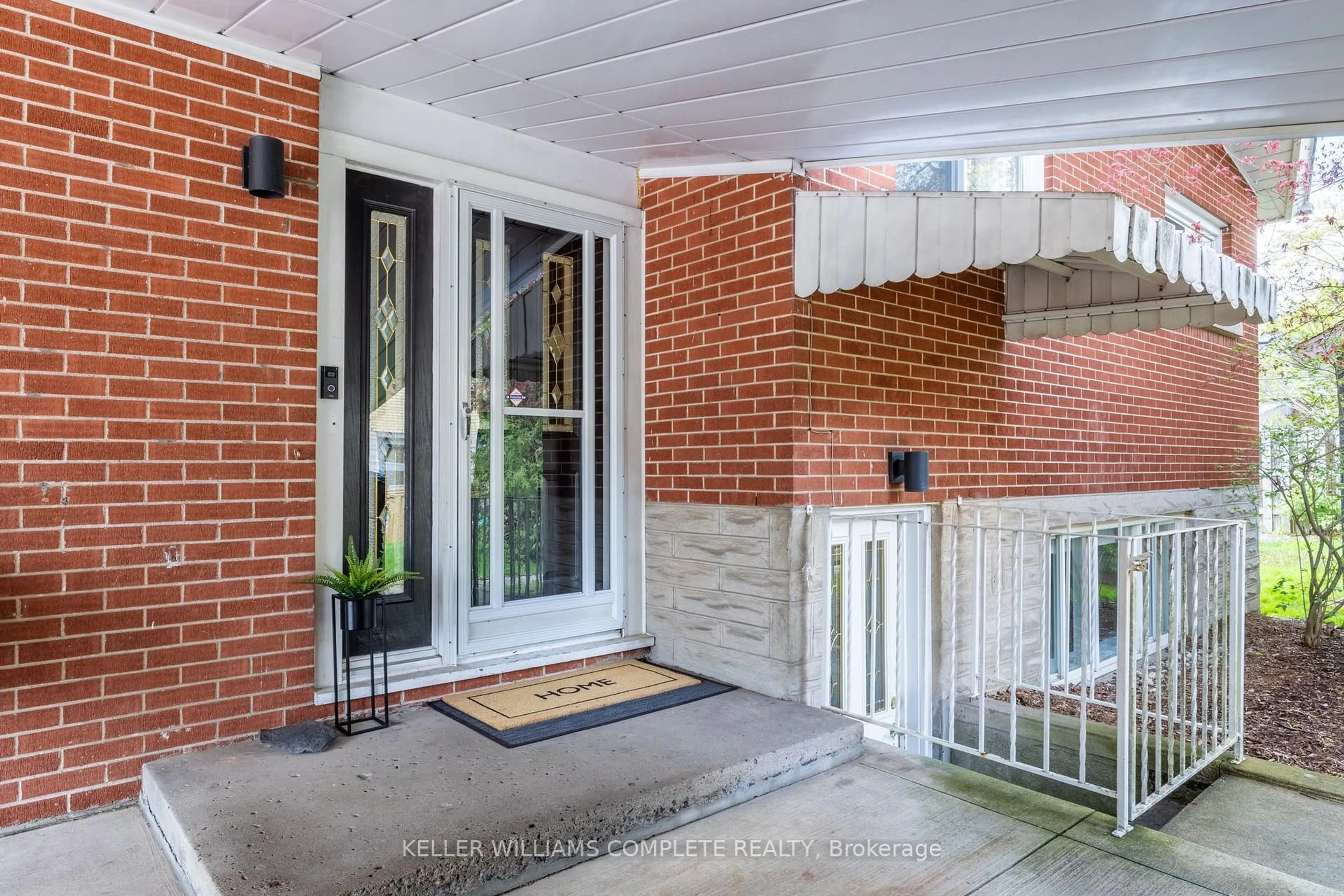 Indoor entryway for 16 West 34th St, Hamilton Ontario L9C 5J9