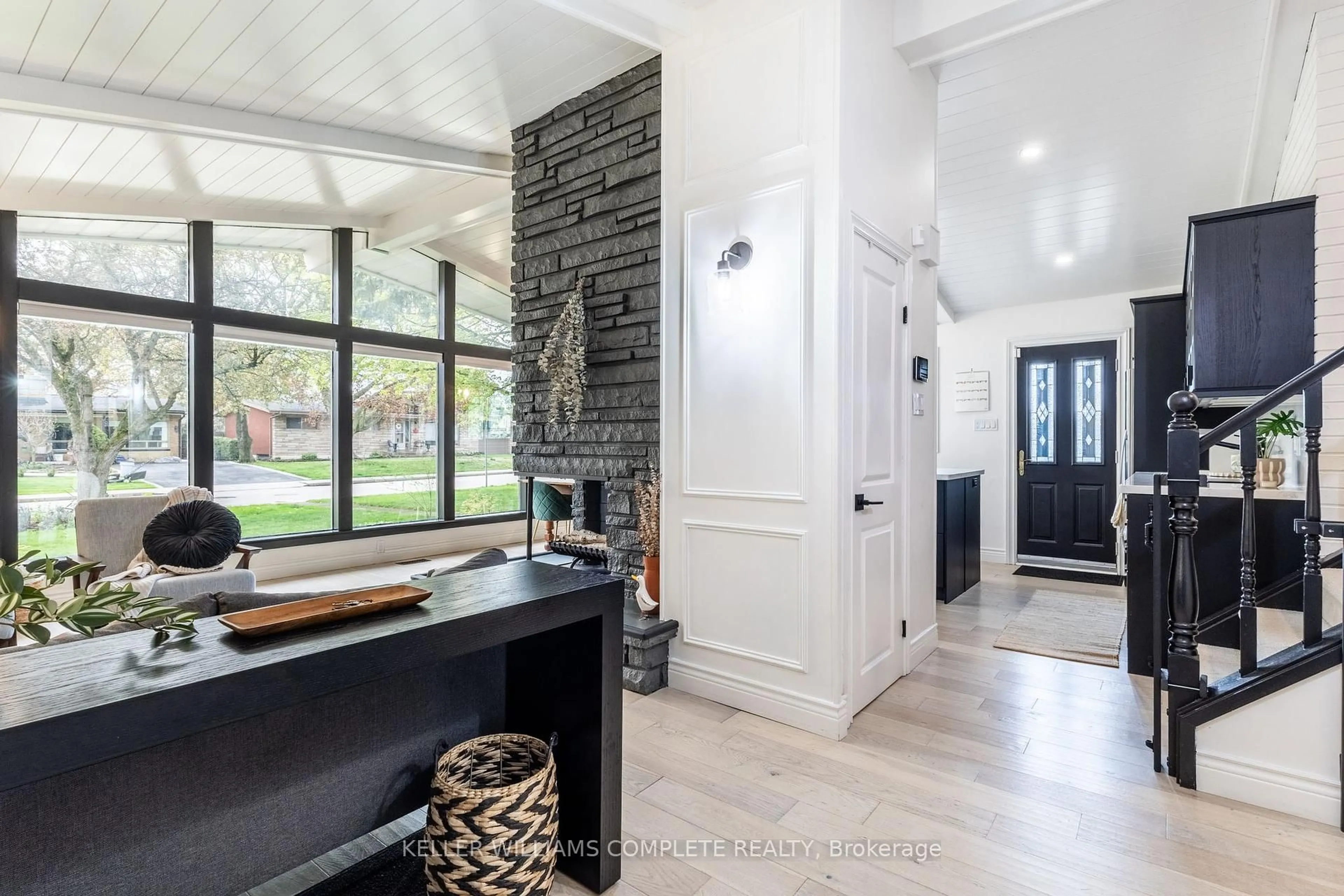 Indoor entryway for 16 West 34th St, Hamilton Ontario L9C 5J9