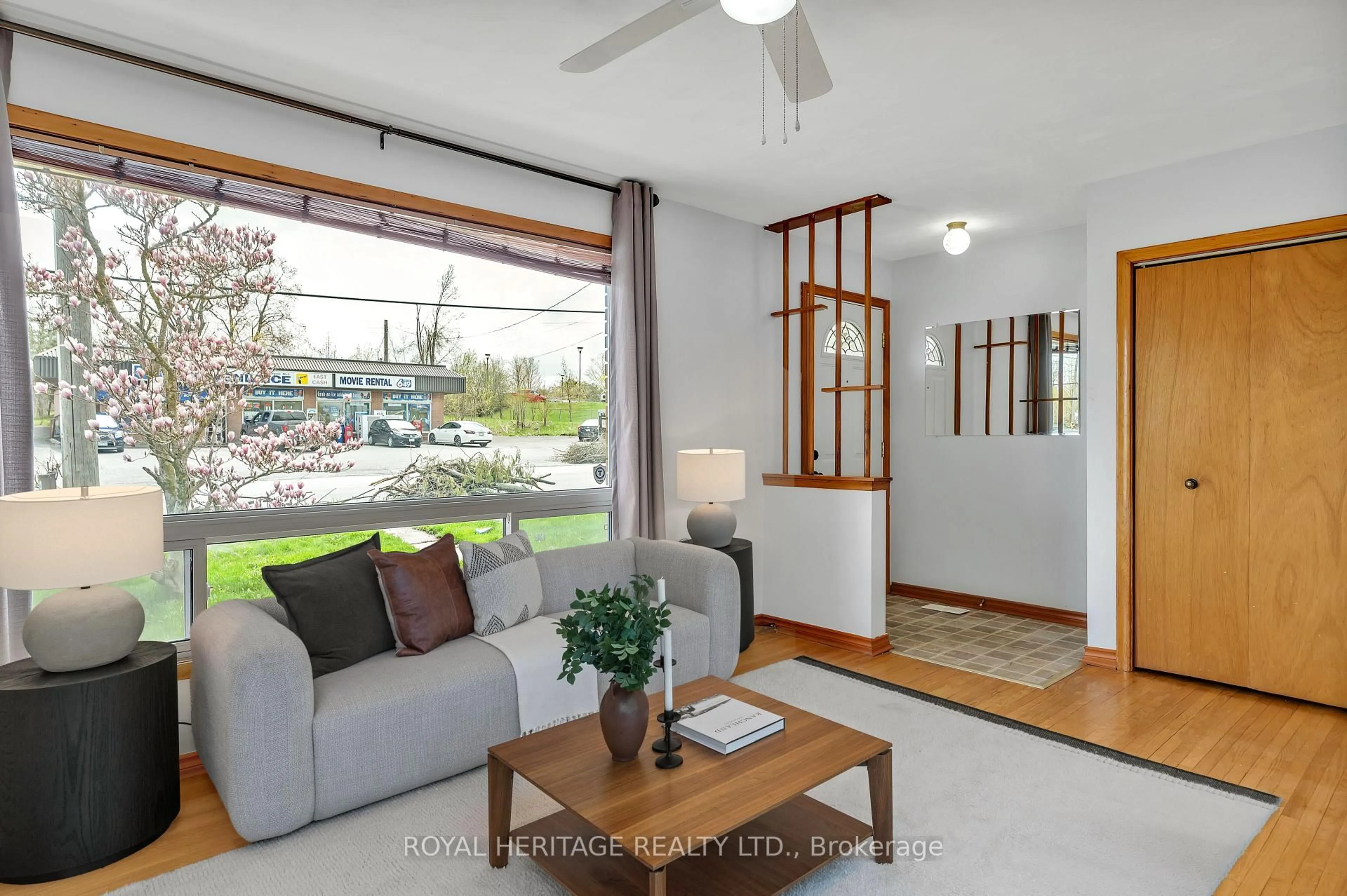 Living room with furniture, unknown for 547 River Rd, Peterborough South Ontario K9J 1E6