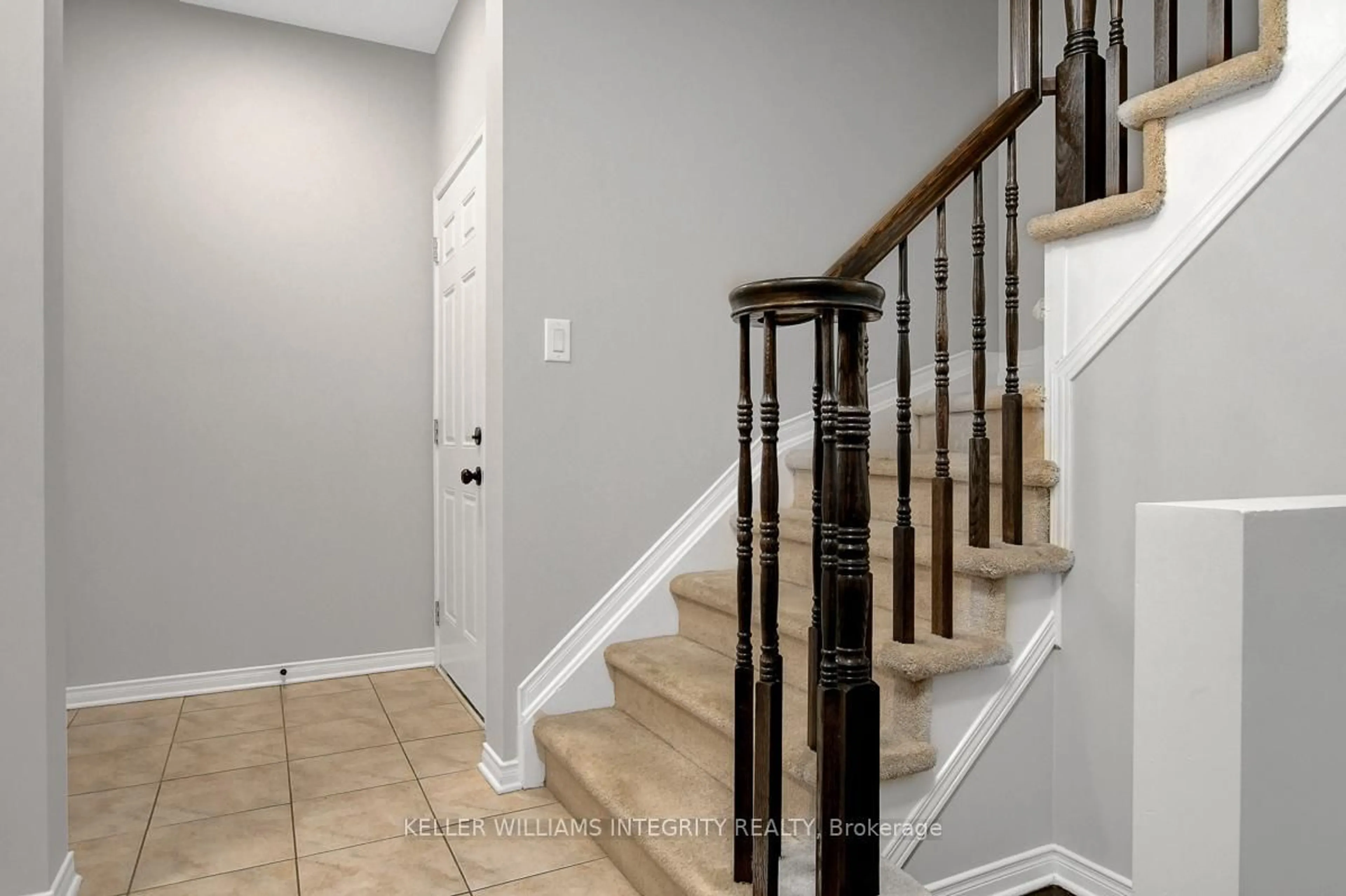 Indoor entryway for 865 Kennacraig Private, Ottawa Ontario K2J 5T6