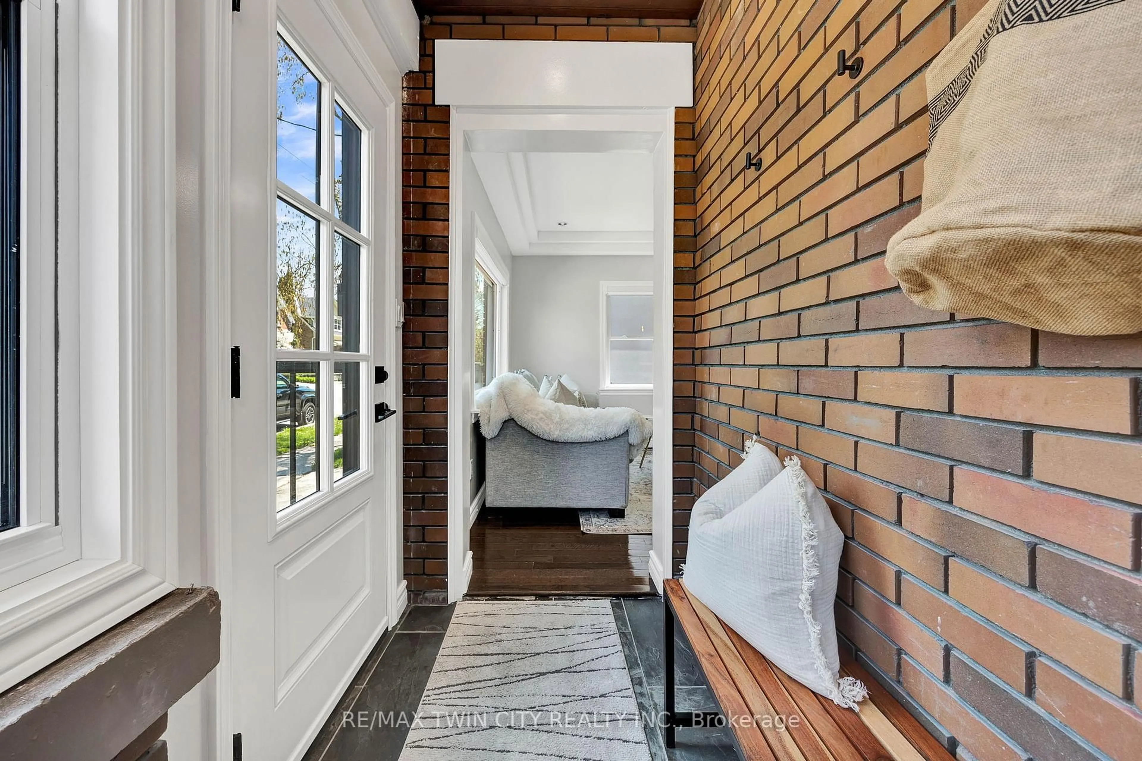 Indoor entryway for 19 DUNBAR Rd, Waterloo Ontario N2L 2C8