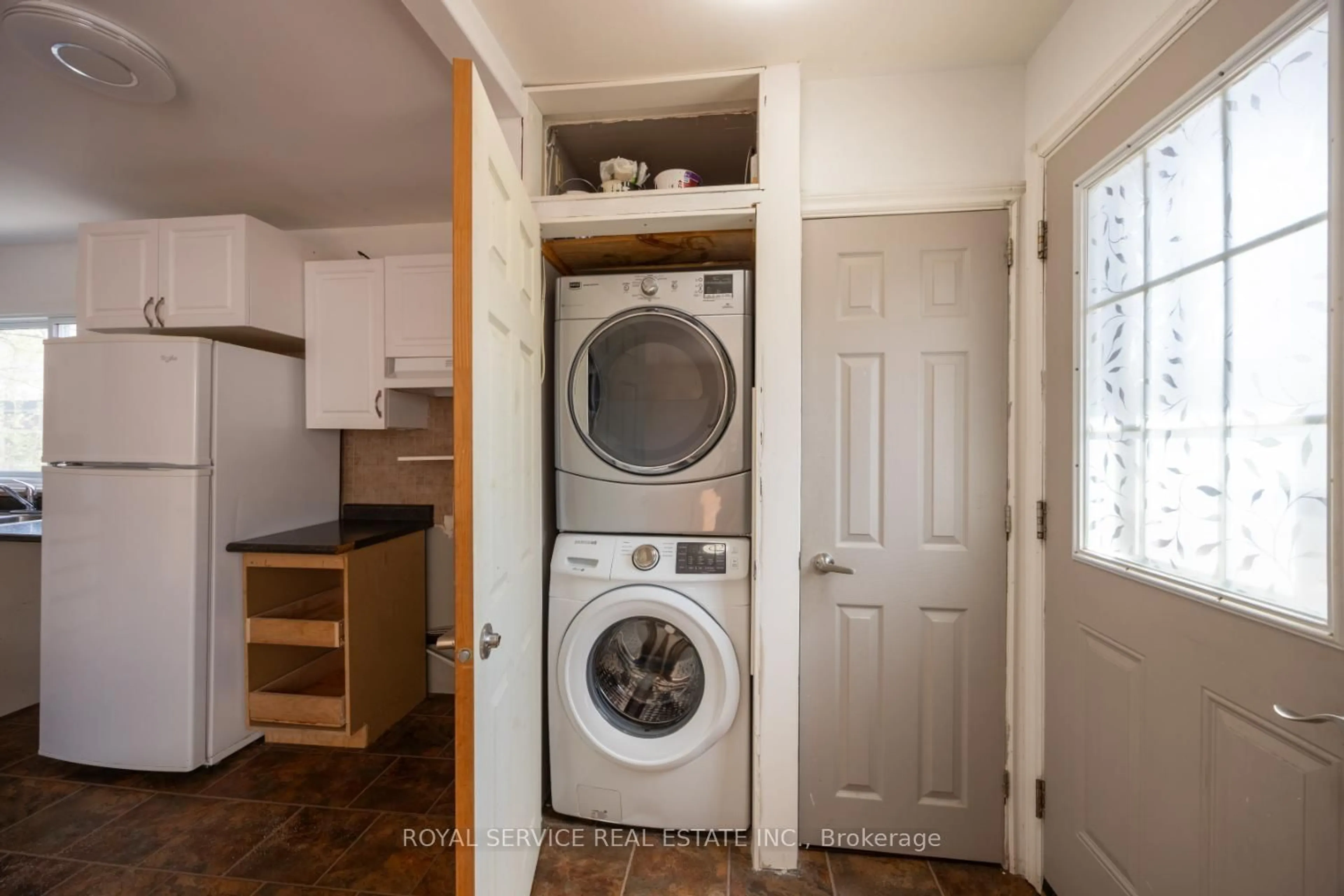 Laundry room for 42 Alexander Ave, Peterborough West Ontario K9J 6B4