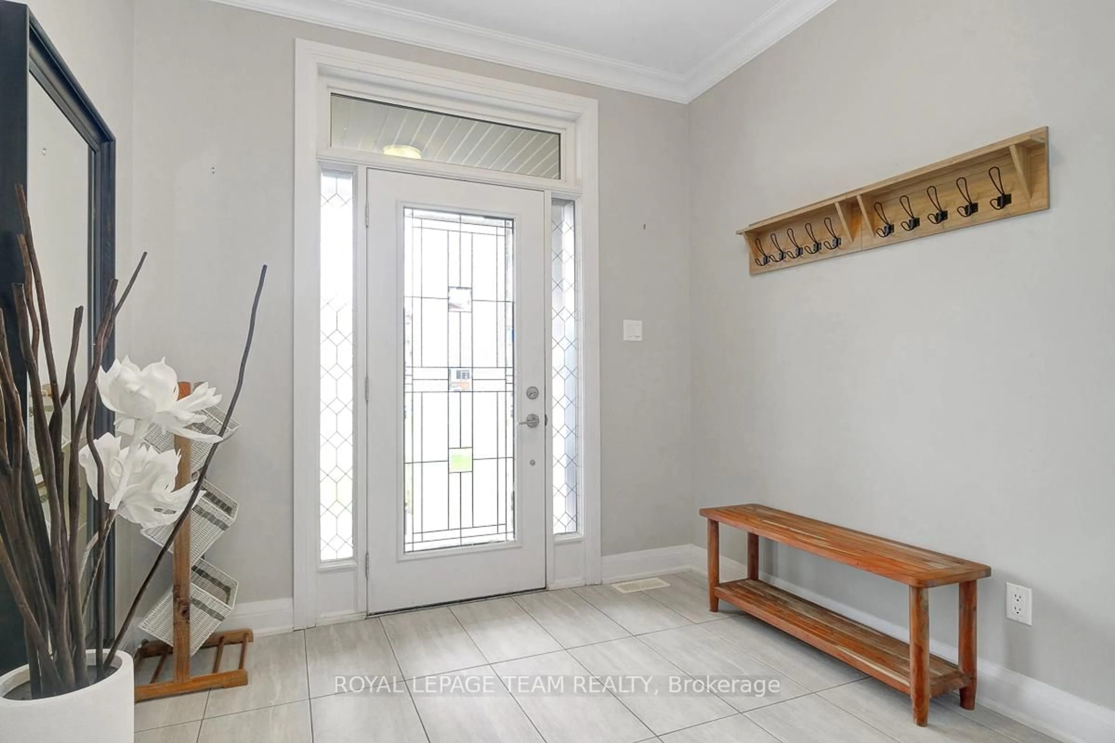 Indoor entryway for 2290 Walsh Ave, Ottawa Ontario K2B 7C2