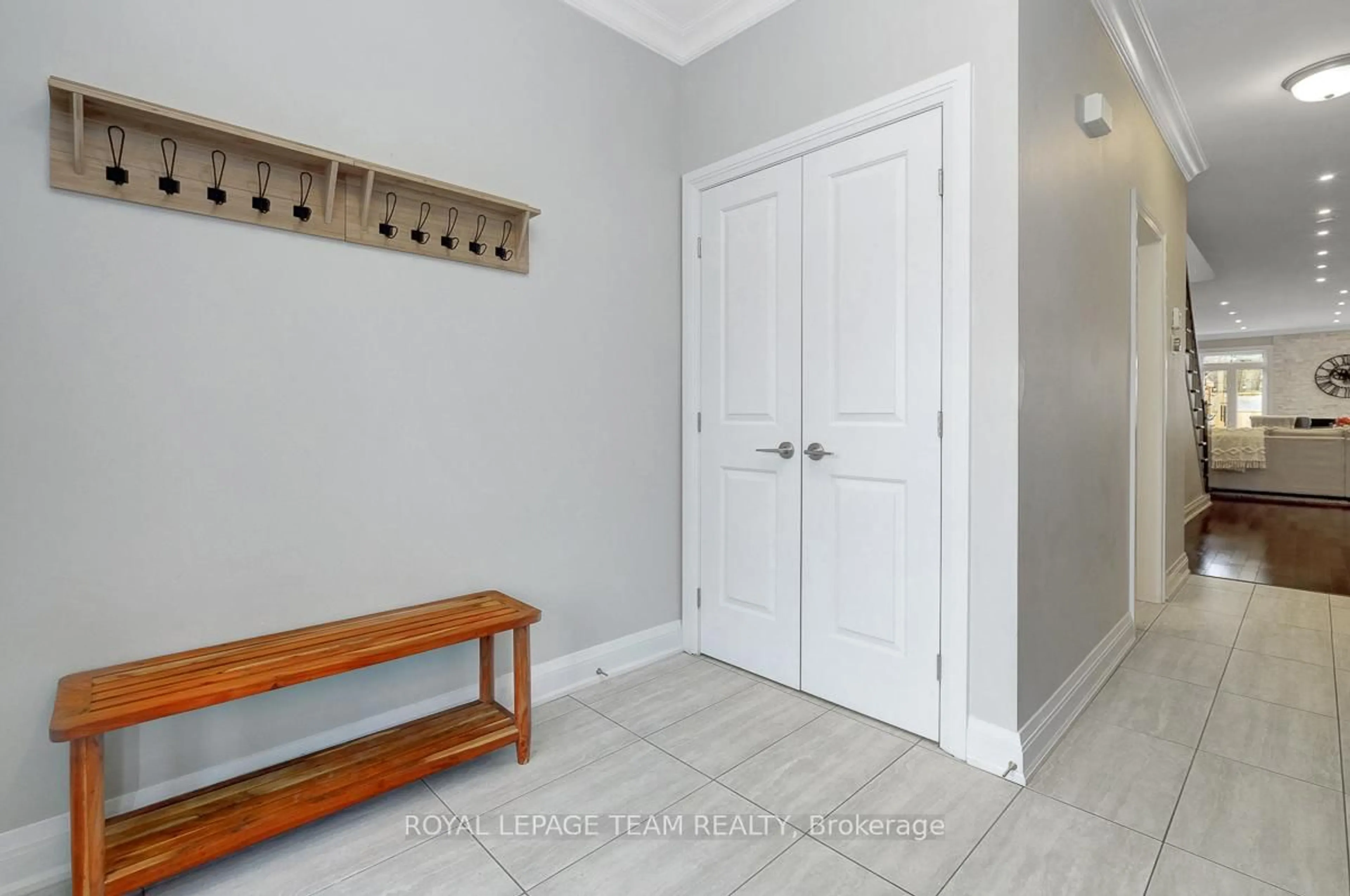 Indoor entryway for 2290 Walsh Ave, Ottawa Ontario K2B 7C2