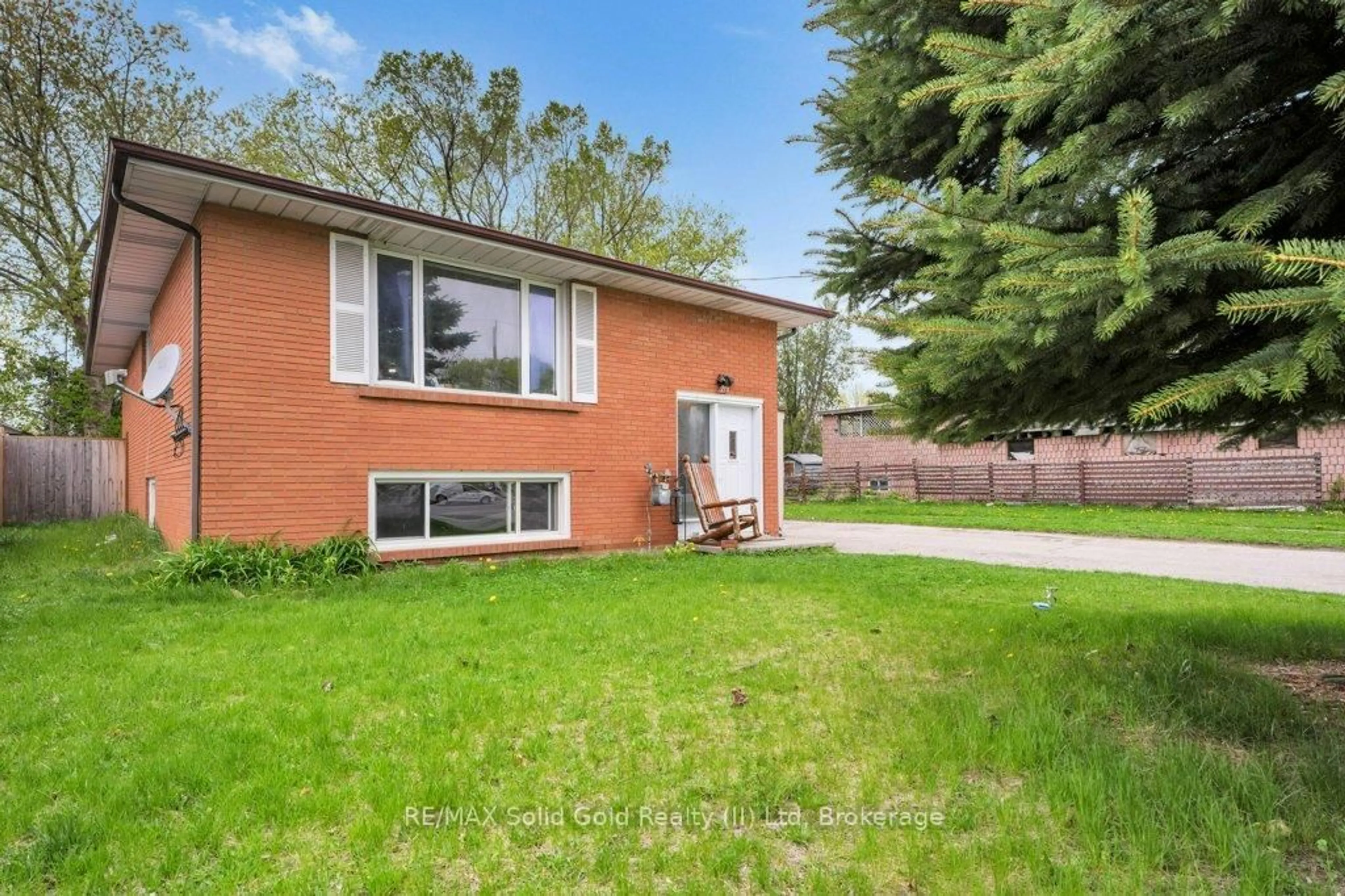 Home with brick exterior material, street for 375 Southill Dr, Kitchener Ontario N2A 2R2