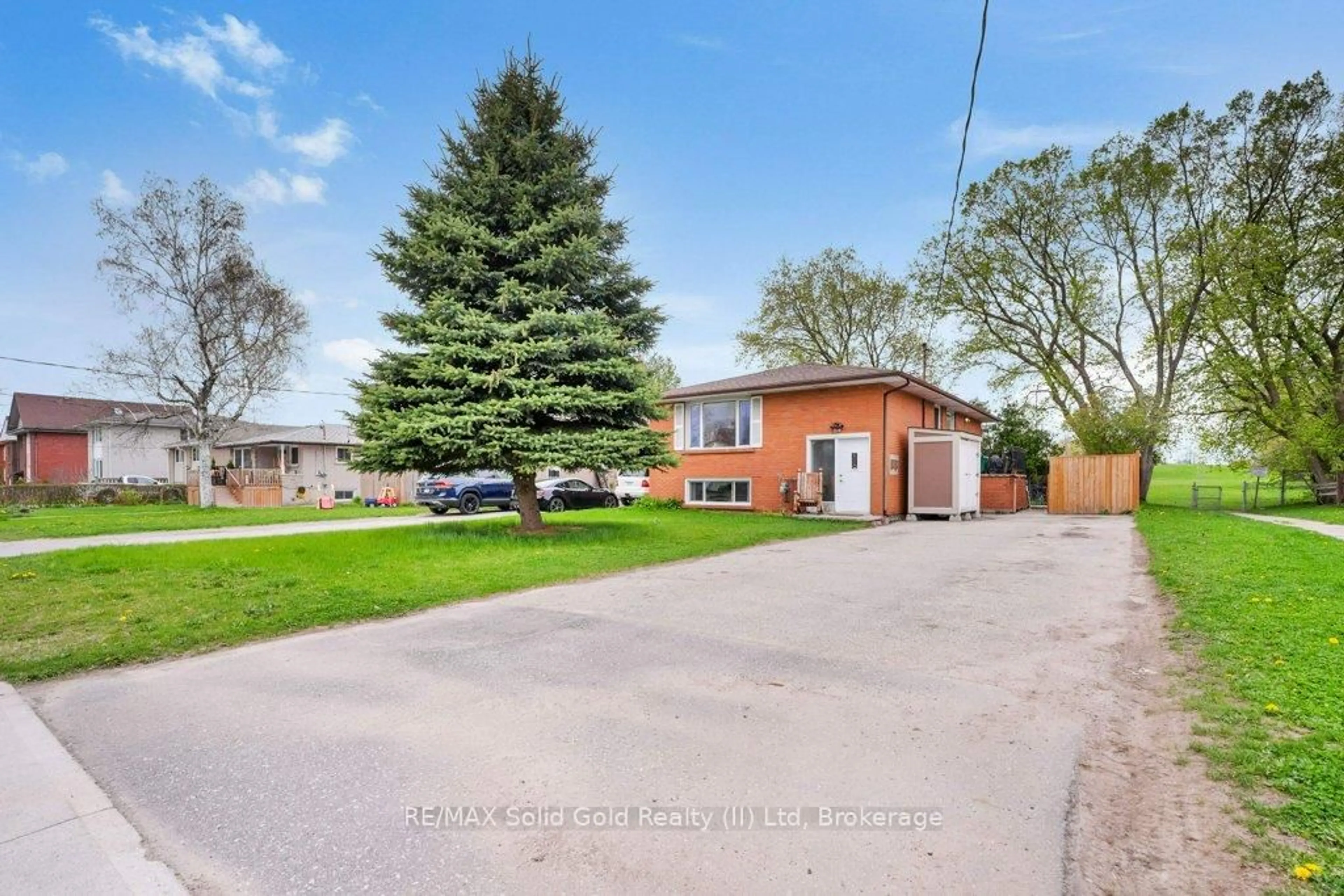 A pic from outside/outdoor area/front of a property/back of a property/a pic from drone, street for 375 Southill Dr, Kitchener Ontario N2A 2R2