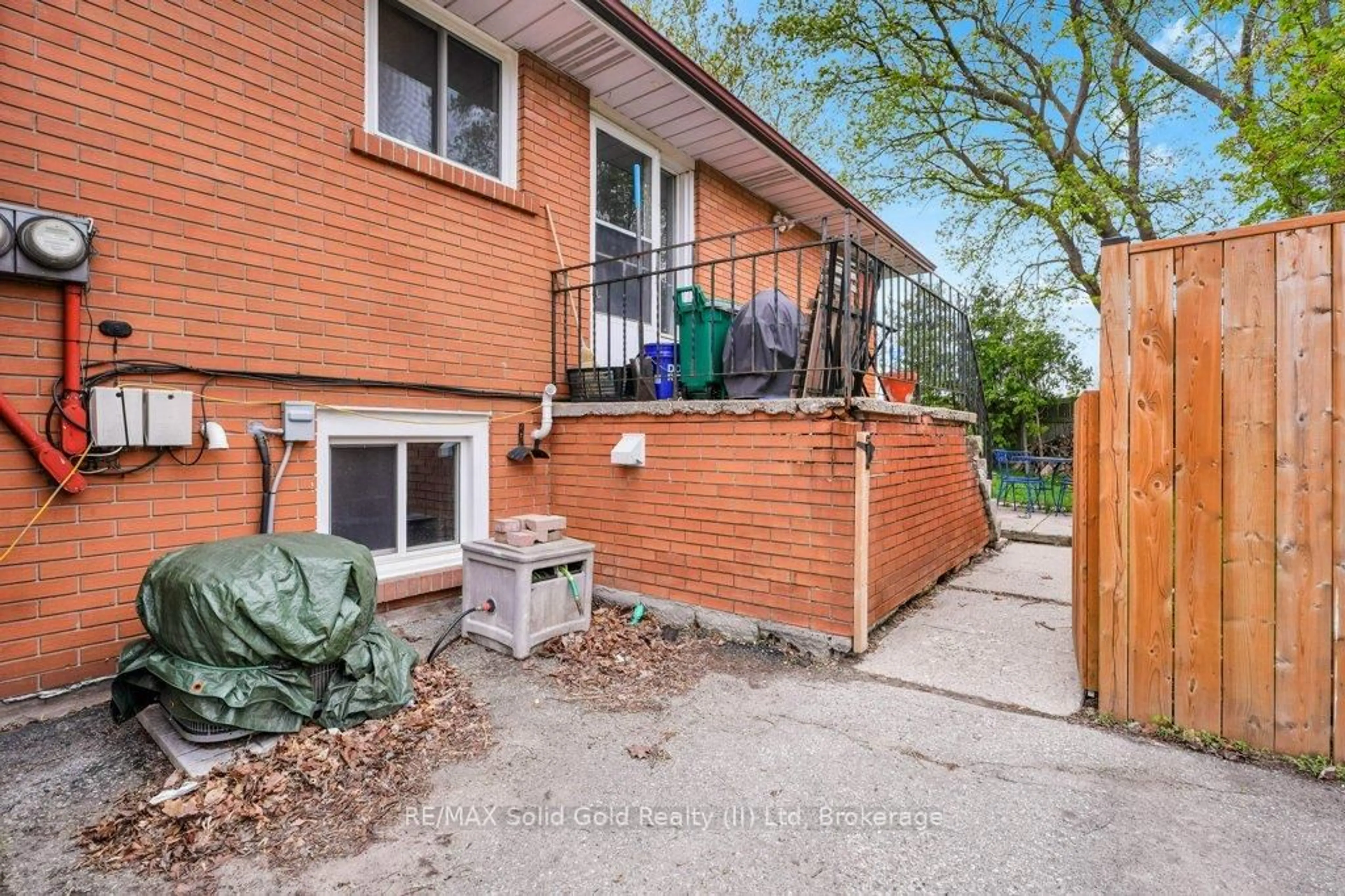 Patio, street for 375 Southill Dr, Kitchener Ontario N2A 2R2